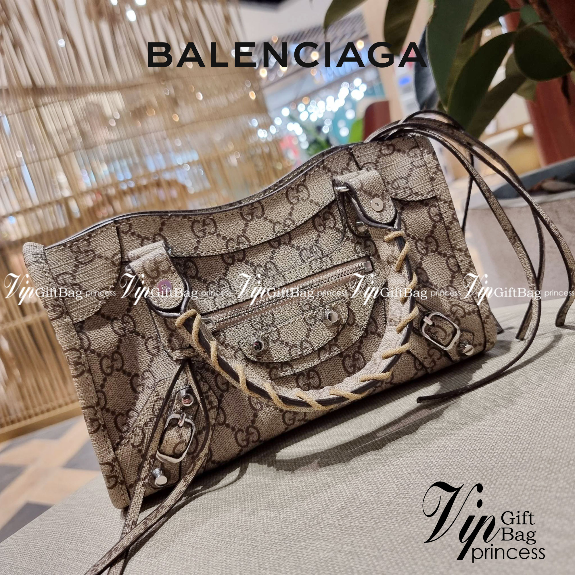 ไซส์ใหม่ กับรุ่นคอลแลบอีกหนึ่ง ที่ฮอตติดลมไม่เลิก!! Gucci×Balenciaga neo classic small bag กระเป๋าถือ/สะพายข้างที่โดดเด่นในสไตล์ที่ไม่ซ้ำ ไม่เกร่อ ดีไซน์มีกิมมิคและลูกเล่นแพรวพราว ทั้งหนังรูดซิป ทั้งหูจับ ทั้งความตกแต่ง มีดีเทลอัพราคาไปหมด วัสดุหนังแคนวาส