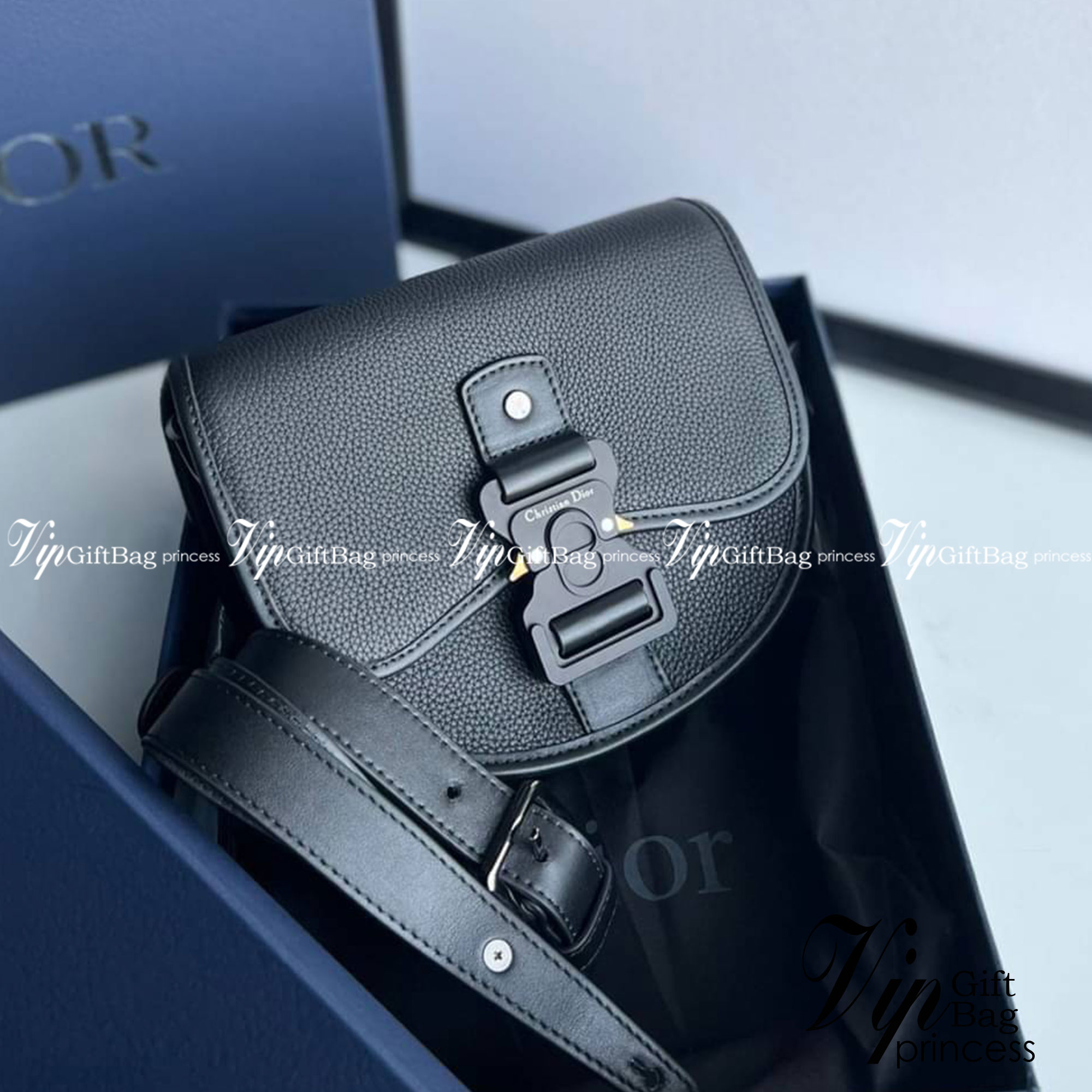 Dior Messenger Gallop Bag / DIOR Mini Gallop Bag with Strap Black Grained Calfskin เกรดใช้งานสลับใบจริงได้ หนังแท้ เทพออริจินอล เป็นรุ่นสั่งทำพิเศษ ภาพสินค้าถ่ายจากงานขายจริงใช้งานต่างประเทศได้