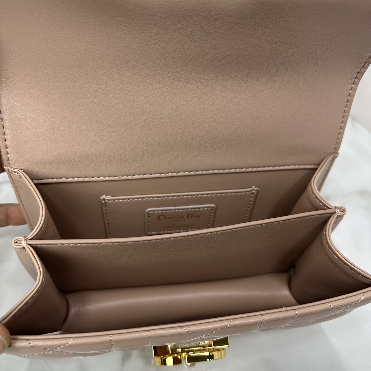 8" DIOR Mini Dior Ange Bag / Dior Clutch Bag Macrocannage CD clasp with white resin pearl กระเป๋าถือพร้อมสายสะพาย ประดับตัวล็อคมุก สวยงามเหนือกาลเวลา เกรดออริ 1:1