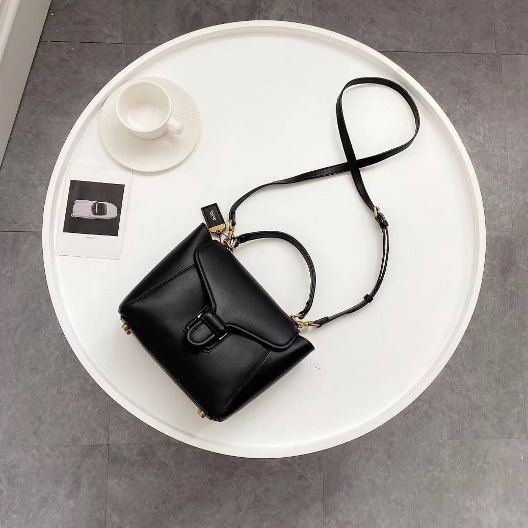 COACH COURIER CARRYALL 23 IN COLORBLOCK SIGNATURE CANVAS พร้อมส่ง 7 แบบ พร้อมส่ง ลุคดูไฮสุดๆค่ะ! กระเป๋าสะพายหนังหรูหราและคลาสสิค หนังแท้ชั้นดีที่สุด น้ำหนักเบา หนังสวยมากก สัมผัสแล้วหลงรักแน่นอนจ้าา😘