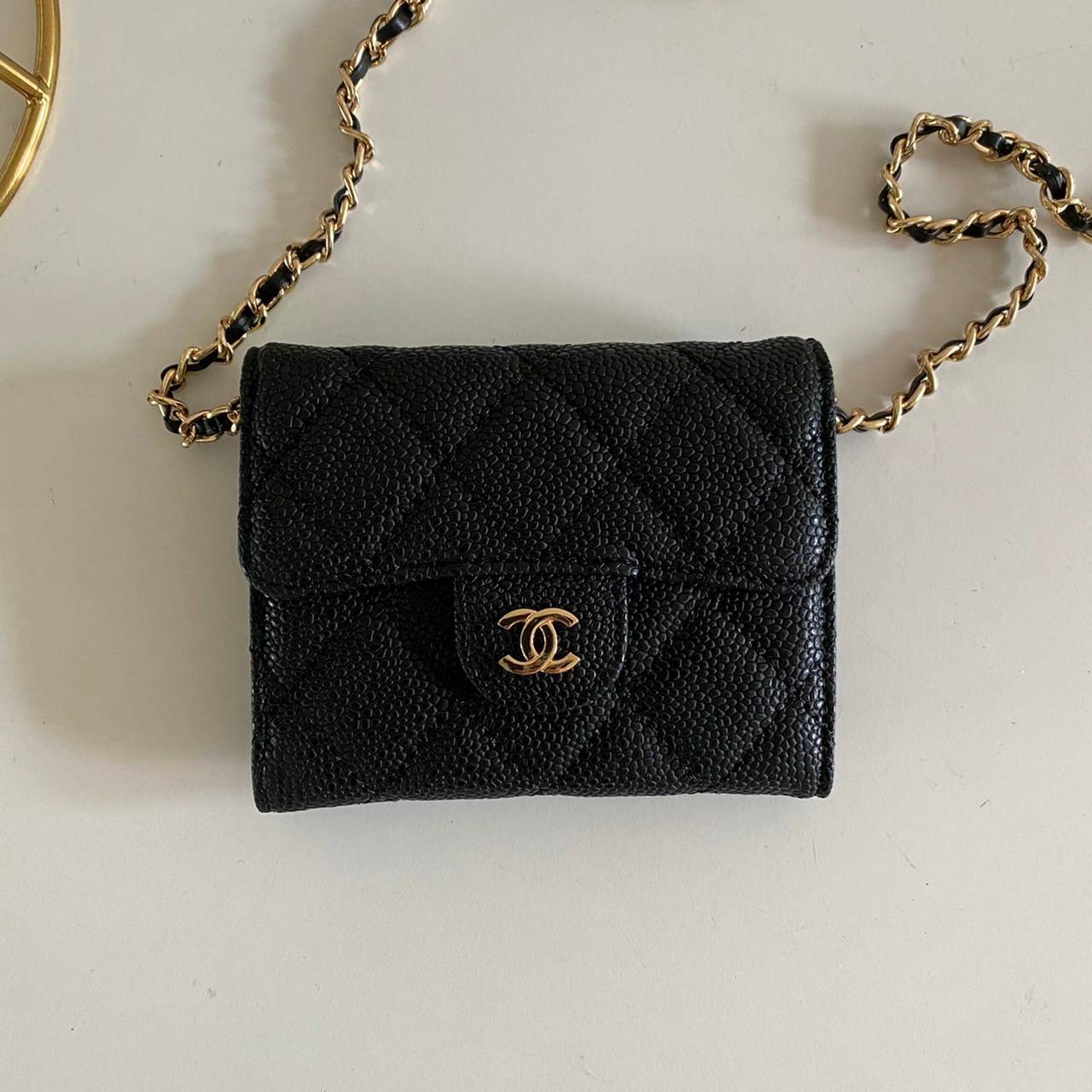 หนังแท้ Chanel wallet on chain / CHANEL BLACK CAVIAR BAG พร้อมส่งที่ไทย รุ่นยอดนิยมไอเท็มฮิตวัสดุหนังแท้คาเวียร์สวยคลาสสิคเปิดปิดด้วยฝาปิดกระดุมด้านหน้ามีโลโก้แบรนด์อะไหล่ทองสวยหรูดูดีมาพร้อมสายโซ่อะไหล่เงินและทองร้อยหนังจะสะพายไหล่ หรือ Crossbody ก็ดูดี 