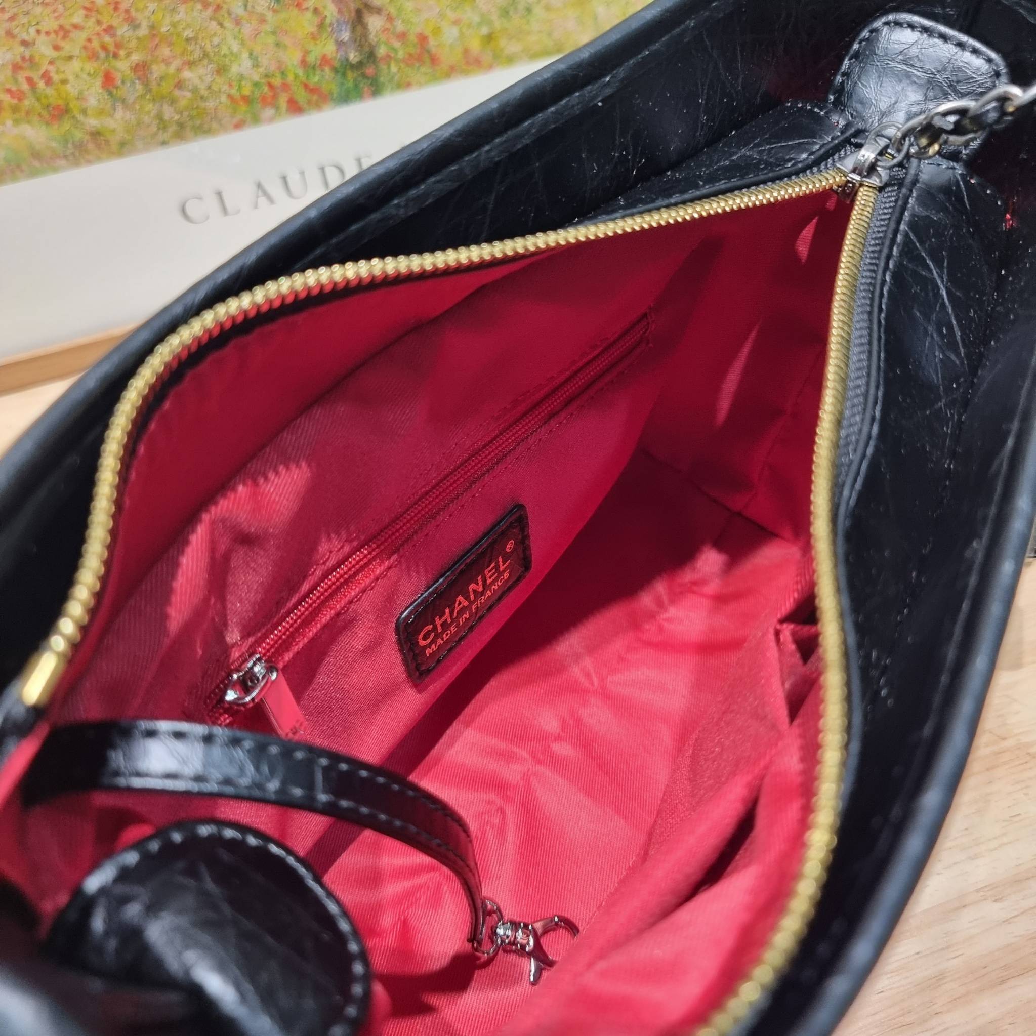 CHANEL Gabrielle Bag Medium สวยคลาสสิค No.1 ต้องยกให้ไอเท็มนี้เท่านั้น กับกระเป๋าสะพายซิกเนเจอร์ ดีไซน์ไม่เหมือนใคร เป็นเอกลักษณ์