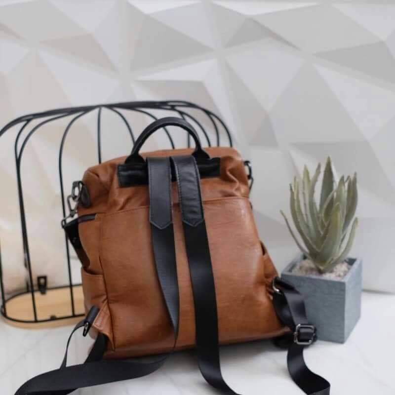 Keep speedy backpack กระเป๋าเป้หนัง ทรงน่ารัก จากแบรนด์ KEEP วัสดุหนังวัวสังเคราะห์เนื้อนิ่ม ลายหนังชัดสวย ด้านหน้ามี 2 zip สะดวกใช้งาน และช่องซิปด้านบนค่ะ มีสายสั้นสะพายไหล่ให้อีก 1 สาย ด้านข้างมีช่องใส่ของซ้ายขวา ด้านหลังมีช่องแยกเก็บของ เพิ่มอีก 1 ช่อง