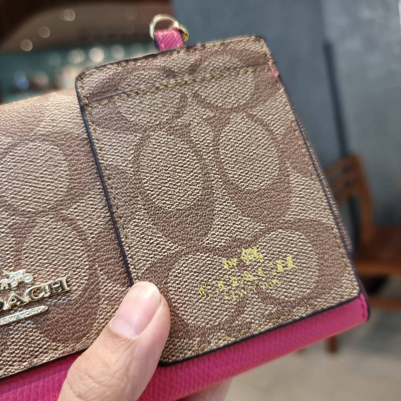 COACH F53763 TRIFOLD WALLET IN SIGNATURE กลับมาแล้วจ้า!! รุ่นขายดี!! 💓 ดีไซน์ใหม่ กระเป๋าสตางค์ใบยาว แถมที่ห้อยใส่บัตรแยกให้ (ถอดออกได้) น่ารักมากๆ ใช้งานง่าย เปิด-ปิดด้วยกระดุม ภายในใส่ธนบัตร ใส่บัตรได้เยอะ ใส่มือถือได้ไปอีก!! จุใจสุดๆ บอกเลยว่าใ