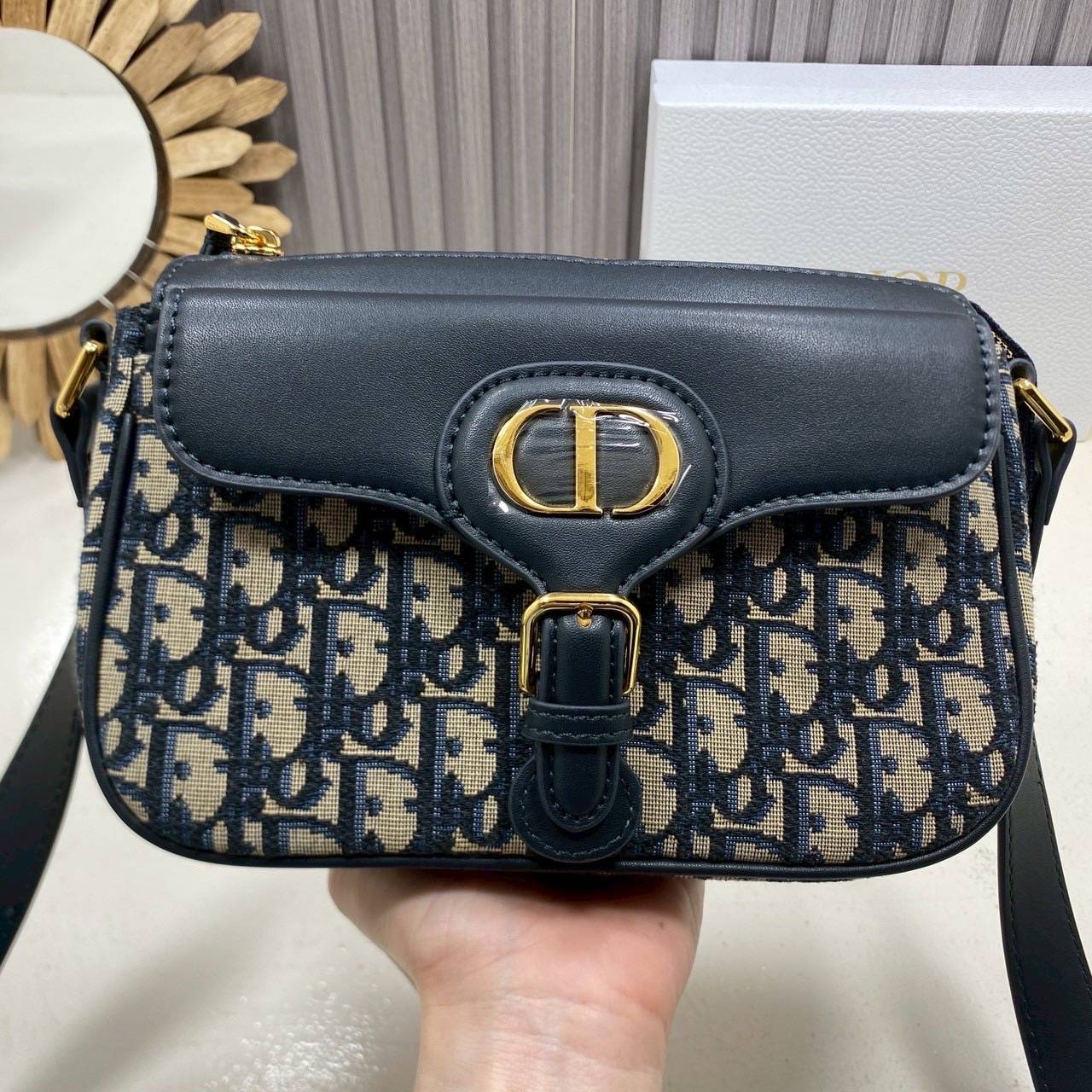 ORI หนังแท้ | DIOR Small 30 Montaigne Pocket Bag กระเป๋าสะพาย รุ่นใหม่สําหรับ Fall 2025 โดดเด่นด้วยลายเส้นอันงดงามและขนาดที่กะทัดรัด