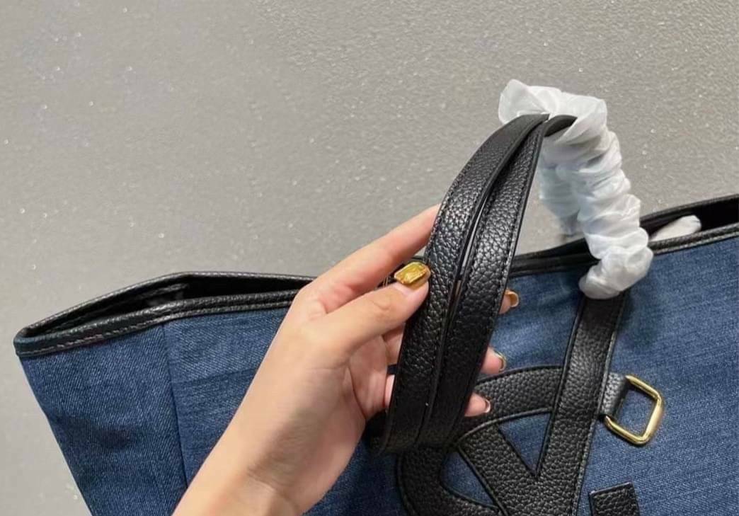 YSL Vavin Tote in Denim Classic 16" / YSL SHOPPING E/W IN SUPPLE LEATHER รุ่นเดนิม กระเป๋าทรงโท้ทใบใหญ่ หน้าโลโก้ใหญ่โดดเด่น ช่องกว้างใช้งานง่าย ภายในโล่งกว้างมาก ใส่ของได้สบาย หิ้วไปเที่ยวต่างจังหวัด สะพายไปต่างประเทศตามใจ!! เลิศตรงที่ดีไซน์ใบนี้เป็