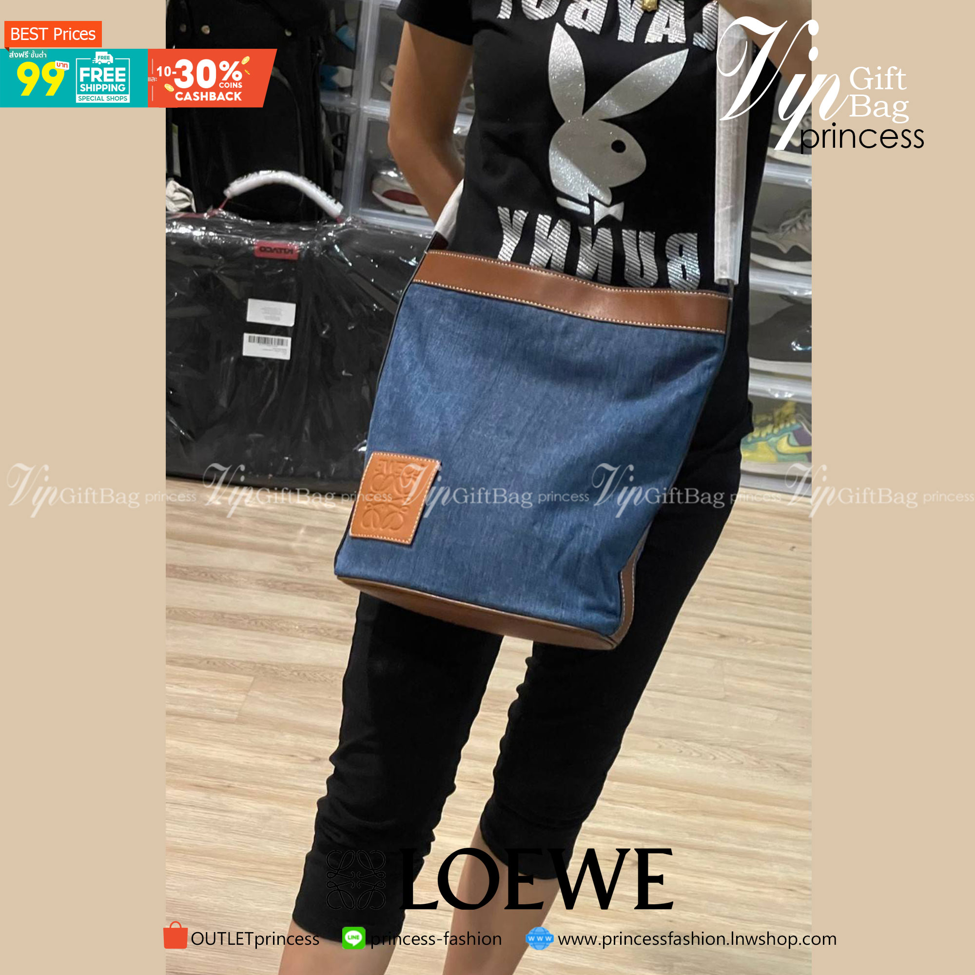 Loewe Denim Tote Bag กระเป๋าใบนี้มาในรูปแบบกระเป๋าทรงโท้ทที่สามารถเลือกใช้งานได้ทั้งแบบคล้องบ่าและแบบ Crossbody ดีไซน์เรียบง่ายไม่ซับซ้อน กระดุมแม่เหล็กเปิด-ปิดกระเป๋า มีช่องซิปเล็กด้านใน สามารถจุของได้เยอะ สำหรับสาวเซอร์ที่ชื่นชอบสไตล์การแต่งตัวอันเป็นเอ