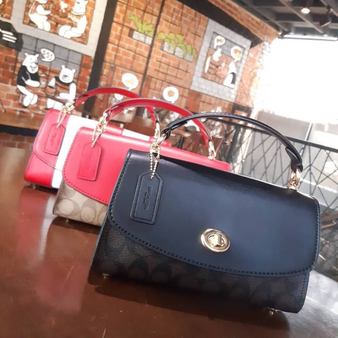 COACH TILLY SATCHEL 23 IN SIGNATURE CANVAS ((C1802//C1439/C1435)) กระเป๋า crossbody สวยหรู ขนาดใหม่ พร้อมสีมาใหม่!! ดีไซน์ย้อนยุค วัสดุหนังแคนวาสเคลือบลายสลับหนังแท้ มาพร้อมหูจับในตัว และสาย crossbody ปรับได้ตามตัว เปิด-ปิดด้วยตัวบิดล็อค ภายในโล่ง บุกำมะห