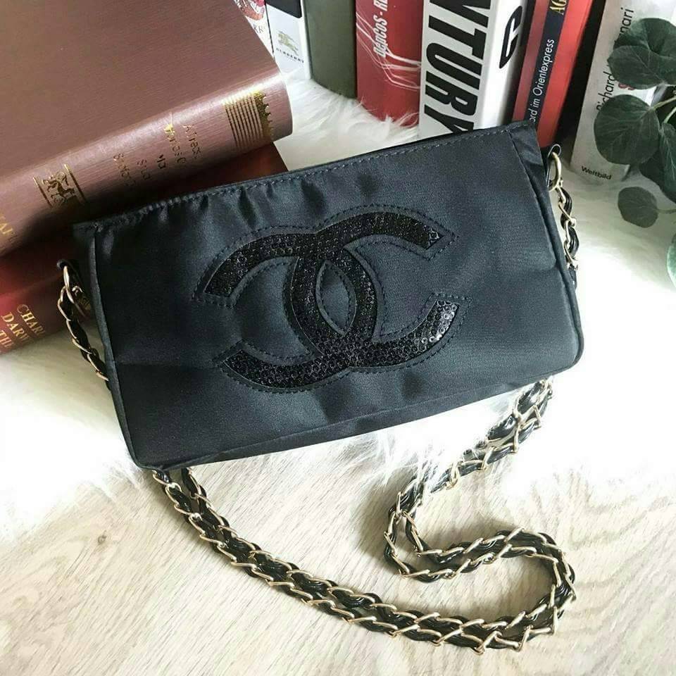 Chanel Cosmetic Cluth Bag With Chain กระเป๋าถือหรือสะพาย VIp. gift จาก Chanel Cosmetic Counter วัสดุ Nylon&Polyester 100% ประดับโลโก้แบรนด์ วิ๊งๆ สวยหรูดูดี เปิดปิดด้วยซิป หัวซิปแบรนด์อะไหล่ทอง ซับในสกรีนโลโก้ ภายในกว้างใส่กระเป๋าสตางค์ใบยาว, มือถือได้ทุก
