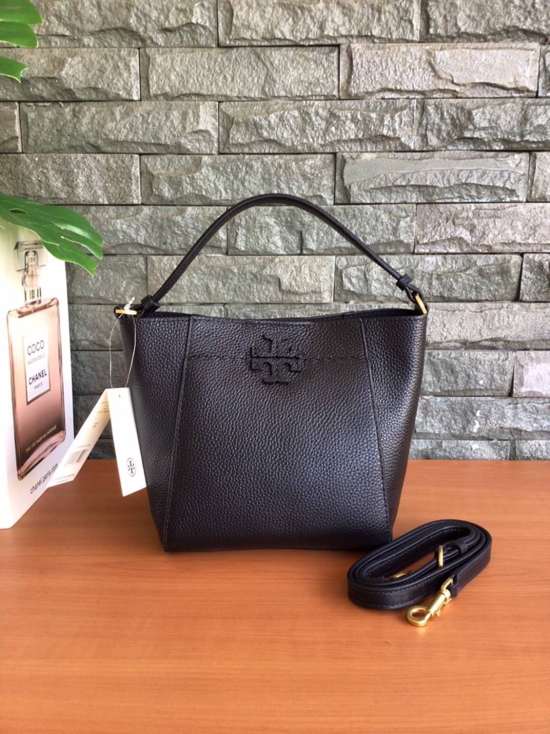 คอลเลคชั่นขายดี มากี่รอบๆ ก็หมดไวทุกรอบ!! TORY BURCH MCGRAW MINI BUCKET BAG กระเป๋าสะพาย และ ถือ คล้องแขน ทรงถัง สะพายได้ 2 ทรง ผลิตจากหนังแท้ หนังลูกวัว หนังนุ่ม หนังหอม น้ำหนักเบามากกก!! หนังลื่น นิ่มสวยมากๆ!! ด้านหน้าประดับโลโก้แบรนด์ ภายในโล่งกว้าง มี