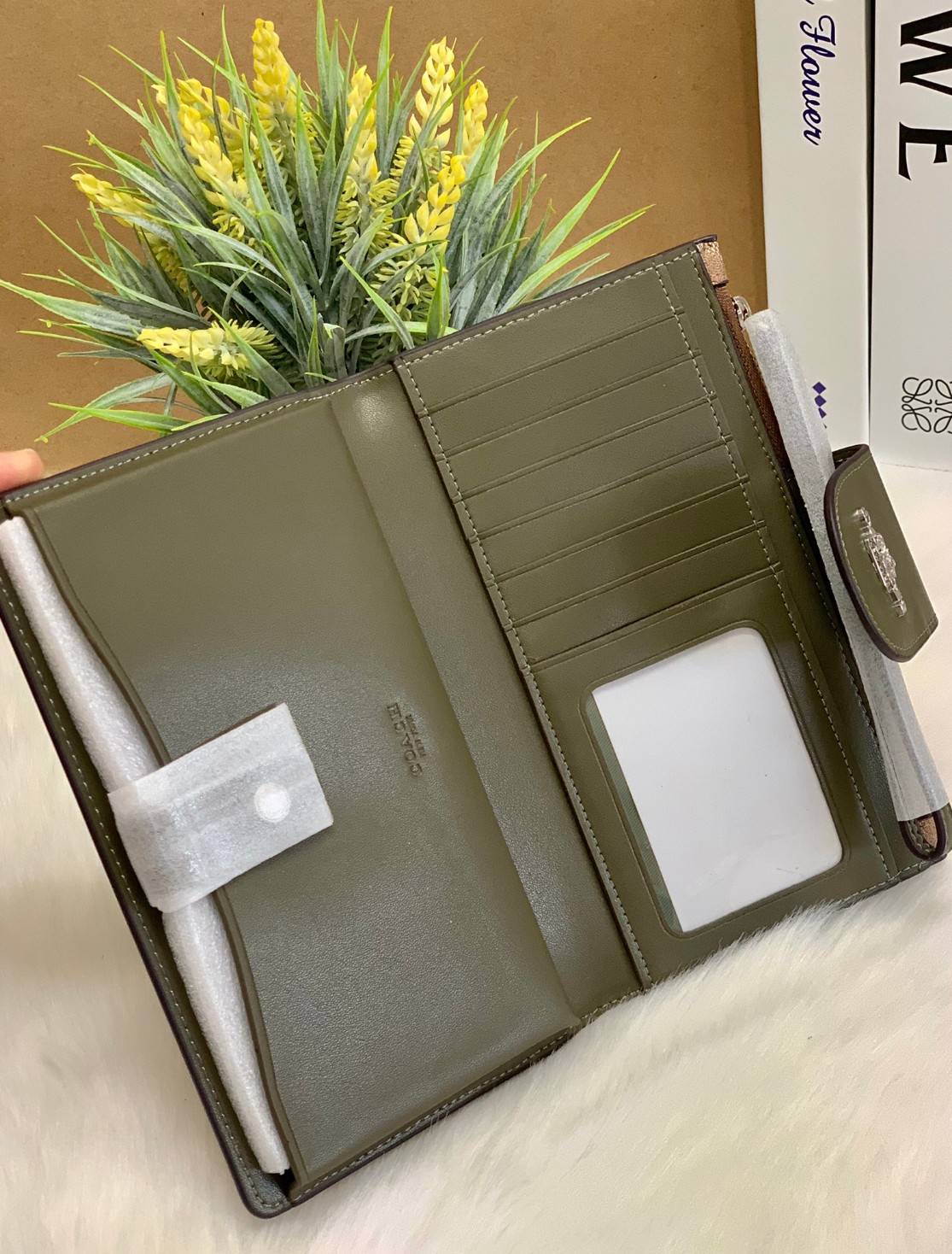 พร้อมส่งครบ 5 สี กระเป๋าสตางค์ที่สาวๆต้องมีติดตัวค่าา😘 COACH TECH WALLET IN COLORBLOCK SIGNATURE ((C2874)) ✔️กระเป๋าเงินใบยาว หนังแท้ พร้อมสายคล้องมือในตัวค่ะ ✔️เปิดปิดด้านหน้าแบบฝากระดุม ภายในมีช่องใส่ธนบัตร2ช่อง ;สามารถใส่มือถือ ip