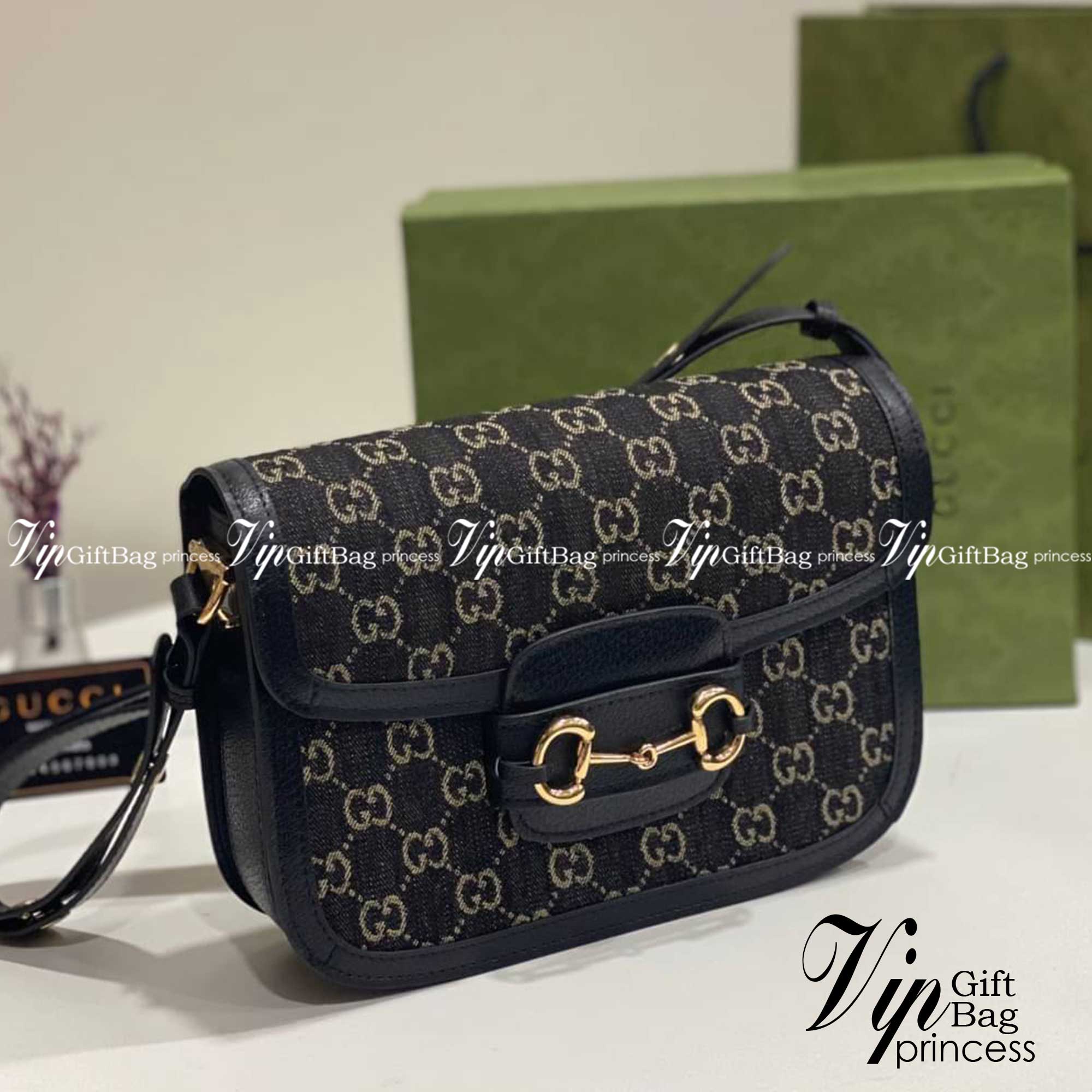 GUCCI Horsebit 1955 shoulder bag กระเป๋าสะพายสุดหรู ผ้า GG เดนิมแจ็คการ์ด ดีไซน์ร่วมสมัยผ่านการออกแบบใหม่ด้วยผ้าเดนิม ถ่ายทอดความรู้สึกเกี่ยวกับการละทิ้งกฎเกณฑ์เดิมๆ ของแฟชั่นผ่านการออกแบบ โดยแบรนด์ถ่ายทอดแนวคิดที่ว่าชิ้นงานควรอยู่เหนือกาลเวลา
