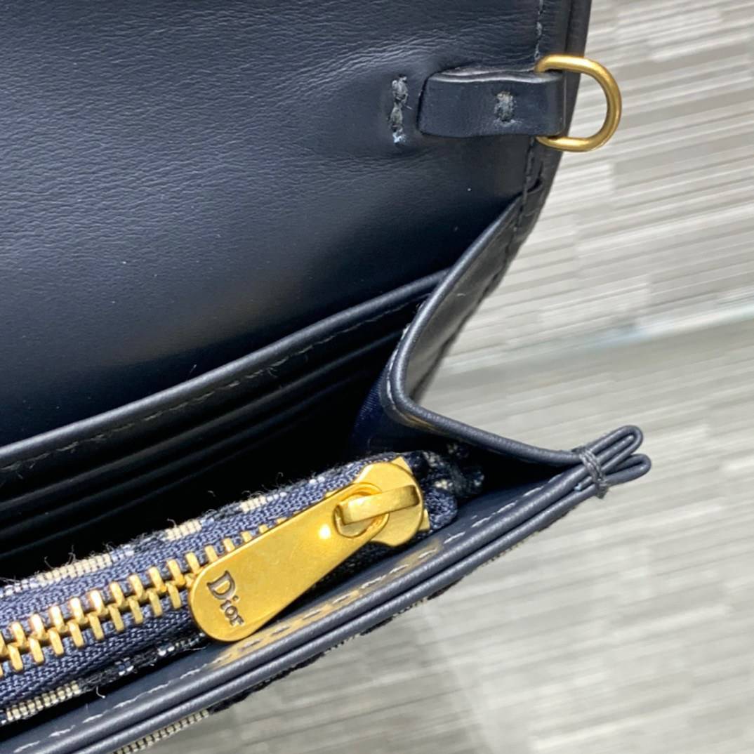หนังแท้ DIOR SADDLE WALLET ON CHAIN Blue Dior Oblique Jacquard พร้อมส่งที่ไทย งานหนังแท้และผ้าแจ็คการ์ด เกรดเทพออริจินอล ภาพสินค้าถ่ายจากงานขายจริง ใช้งานต่างประเทศได้