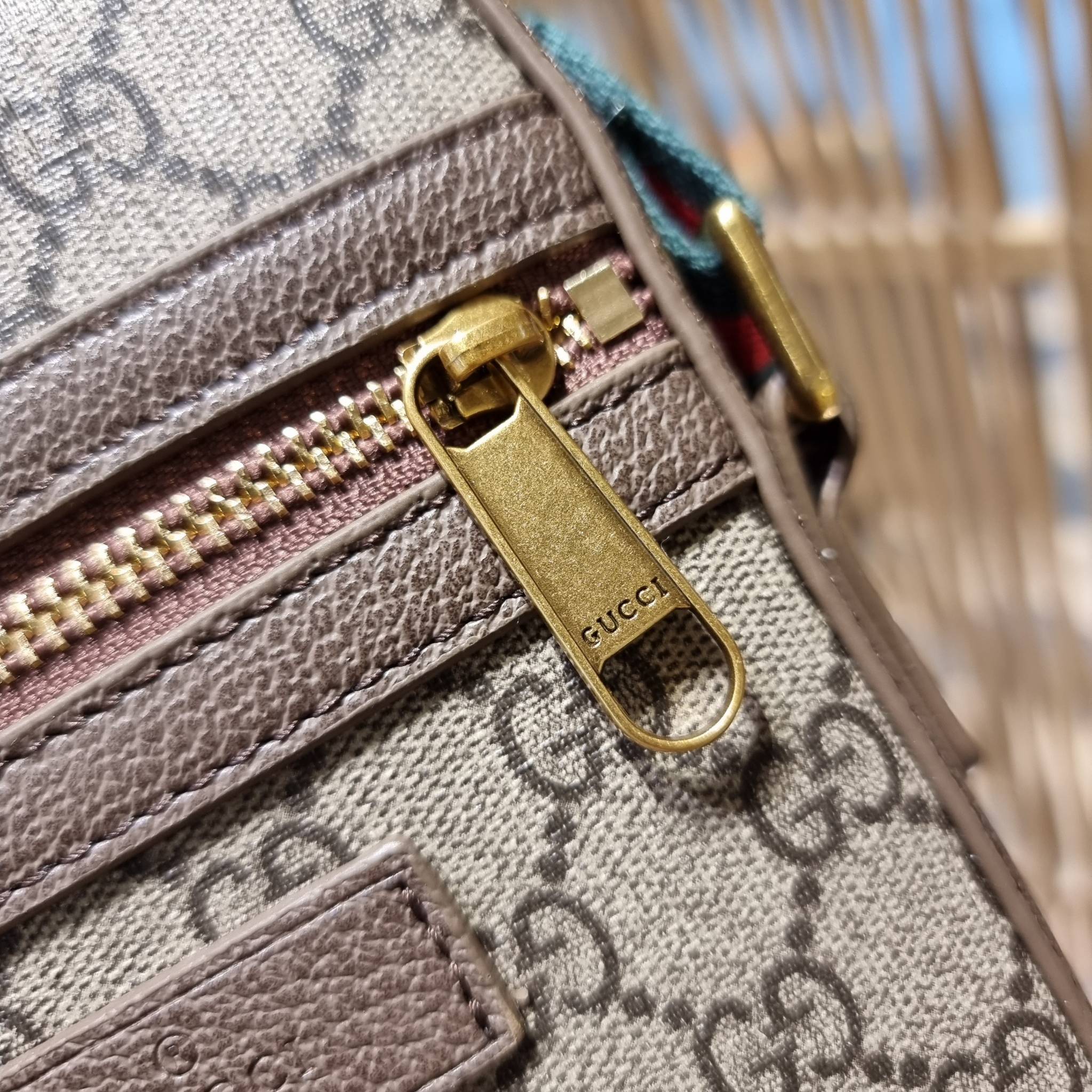 VIP 】GC VIP MINI MESSENGER CROSSBODY BAG กระเป๋าสะพายข้างพรีเมี่ยมกิ๊ฟลุคสปอร์ต เรียบแต่แอบหรู ไซส์มินิ น่าใช้!! วัสดุหนังแคนวาส ไม่ต้องห่วงเรื่องความทนทาน ✔️ ตกแต่งสายคาดหรู เท่ ดีไซน์สีตามสัญลักษณ์แบรนด์ เข้ากันมากๆ!! เปิด-ปิดด้วยซิป ด้านหน้ามีช่