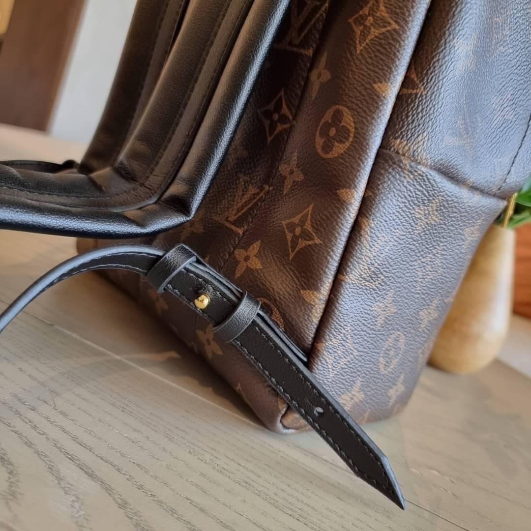 LV Backpack Size Small | สายสะพายเล็ก ถอดได้ LV palm springs New in!! เข้าแล้วกับไอเท็มยอดฮิต หรูหราพร้อม box set สุดสวย ที่สุดของความคุ้มค่า LV palm springs กระเป๋าแบ็คแพ็ค มาให้เลือก 2 ไซส์ ขายดี วัสดุหนังแคนวาสคุณภาพดี มีช่องซิปแบ่งสัดส่วน ใบเล็กสายวะพ