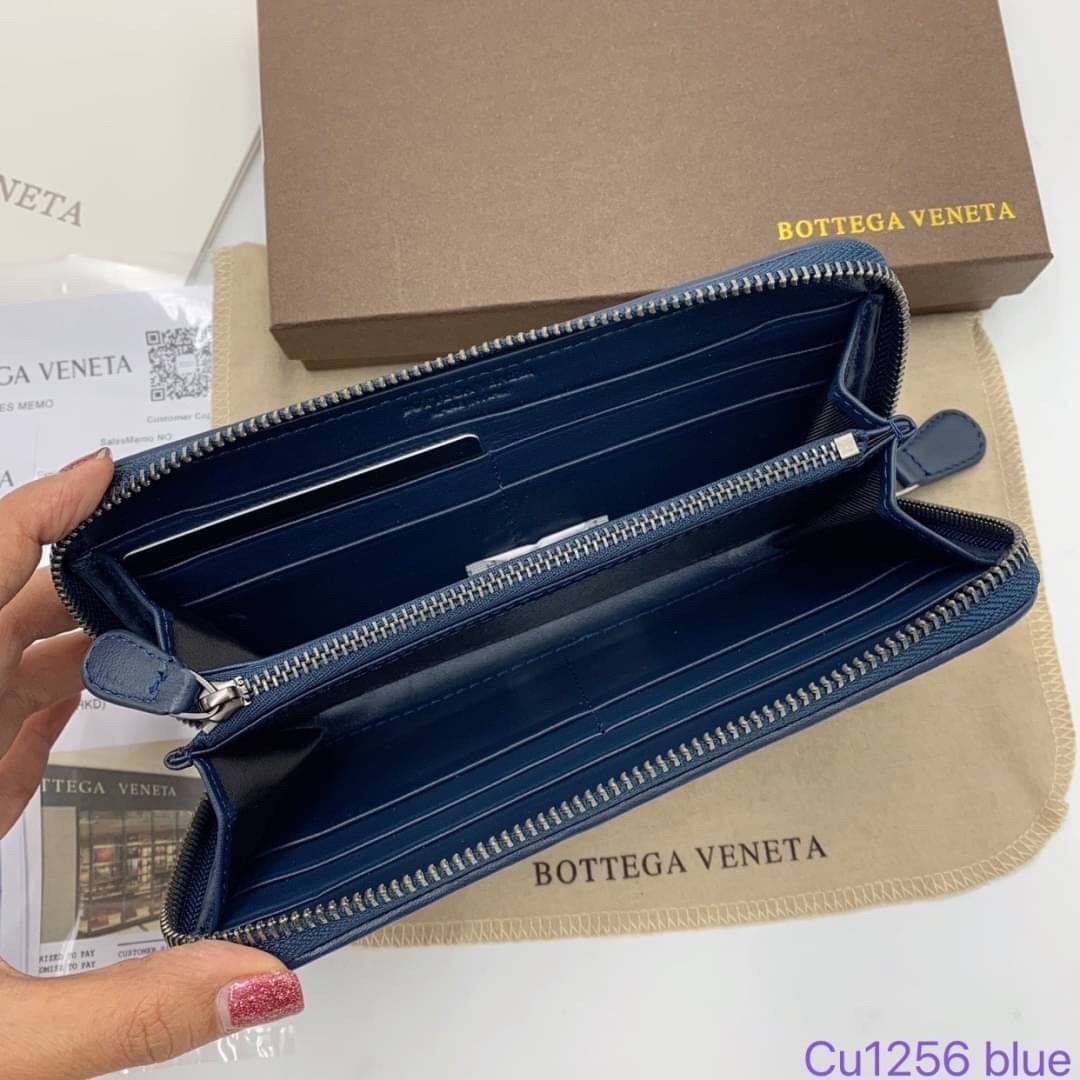BOTTEGA VENETA ZIP AROUND WALLET / BOTTEGA LONG WALLET กระเป๋าสตางค์ยาวซิปรอบ เอกลักษณ์หนังสานคลาสสิก สร้างสรรค์ให้ไอเท็มนี้ดูหรู ดูแพง ใบจริงสวยมาก ใช้ได้ทั้งชายหญิง มาจำนวนจำกัด รีบตำกันน้า ไม่อยากให้พลาดเลยจ้า