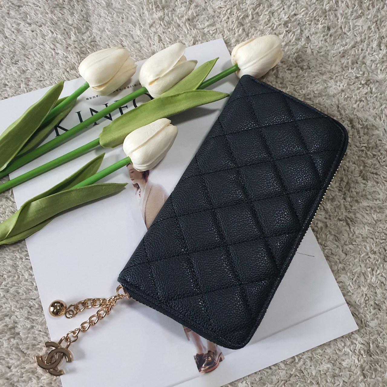 พร้อมส่งรุ่นขายดี! Don't Miss! Chanel Beaute Wallet Complimentary VIP Gift With Purchase (GWP) กระเป๋าสตางค์พรีเมี่ยมกิ๊ฟ จาก Chanel Cosmetic Counter Duty free วัสดุหนังคาเวียร์สวยหรูเปิดปิดด้วยซิปสะดวกใช้ ด้านหน้าประดับโลโก้แบรนด์อะไหล่ทอง ภายในมีช่