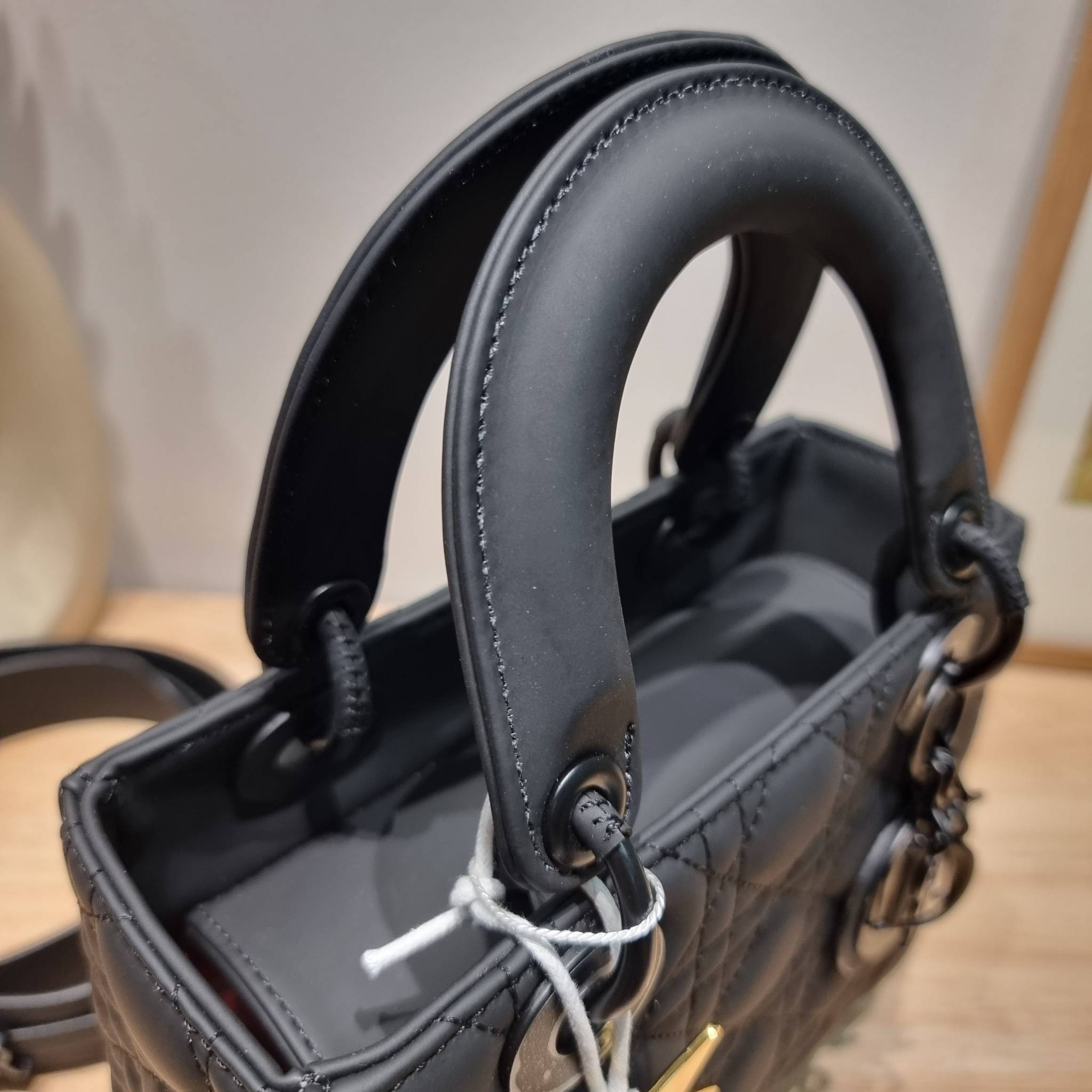 SMALL LADY DIOR MY ABCDIOR BAG Ultramatte Cannage Calfskin / CD LADY ULTRAMATTE BAG พร้อมส่ง กระเป๋าสะพายข้าง ดีไซน์เรียบง่าย แต่แฝงไปด้วยความหรูหรา ทรงกล่องคลาสสิค โดดเด่นด้วยพวงกุญแจอะไหล่สีเดียวกับตัวกระเป๋า ผิวแมทท์ ลายเส้นซ้อนทับสวยงาม