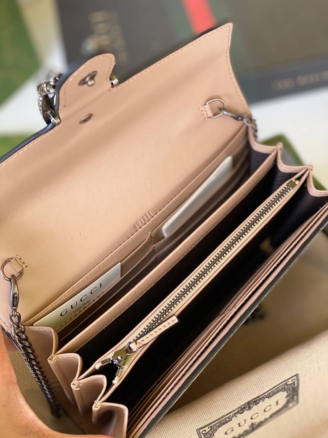 หนังแท้ GUCCI GG Supreme chain wallet / GG Supreme Mini Wallet Beige/ebony GG Supreme canvas พร้อมส่งที่ไทย กระเป๋าสตางค์ GG Supreme พร้อมสายโซ่พร้อมปิดเดือยหัวเสือ งานหนังแท้ทั้งใบ พร้อมส่งที่ไทย ภาพสินค้าถ่ายจากงานขายจริง ใช้งานต่างประเทศได้