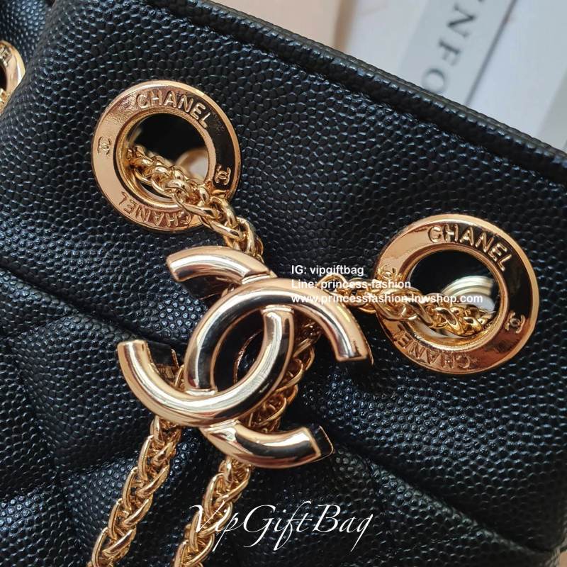 รุ่นใหม่ส่งท้ายปีกับ CHANEL CAVIER BUCKET CROSSBODY BAG งาน VIP GIFTจากเคาเตอร์้แบรนด์ดังระดับโลก ทรง MINI BUCKET จีบน่ารัก ขนาดมินิ หนังคาเวียร์เต็มใบ อะไหล่ทอง เปิดปิดด้วยการรูดปากจีบและกระดุมแม่เหล็กซ้อนอีกชั้น ด้านในใส่ขอฃจุกจิก กระเป๋าสตางค์แบบสั้นแล