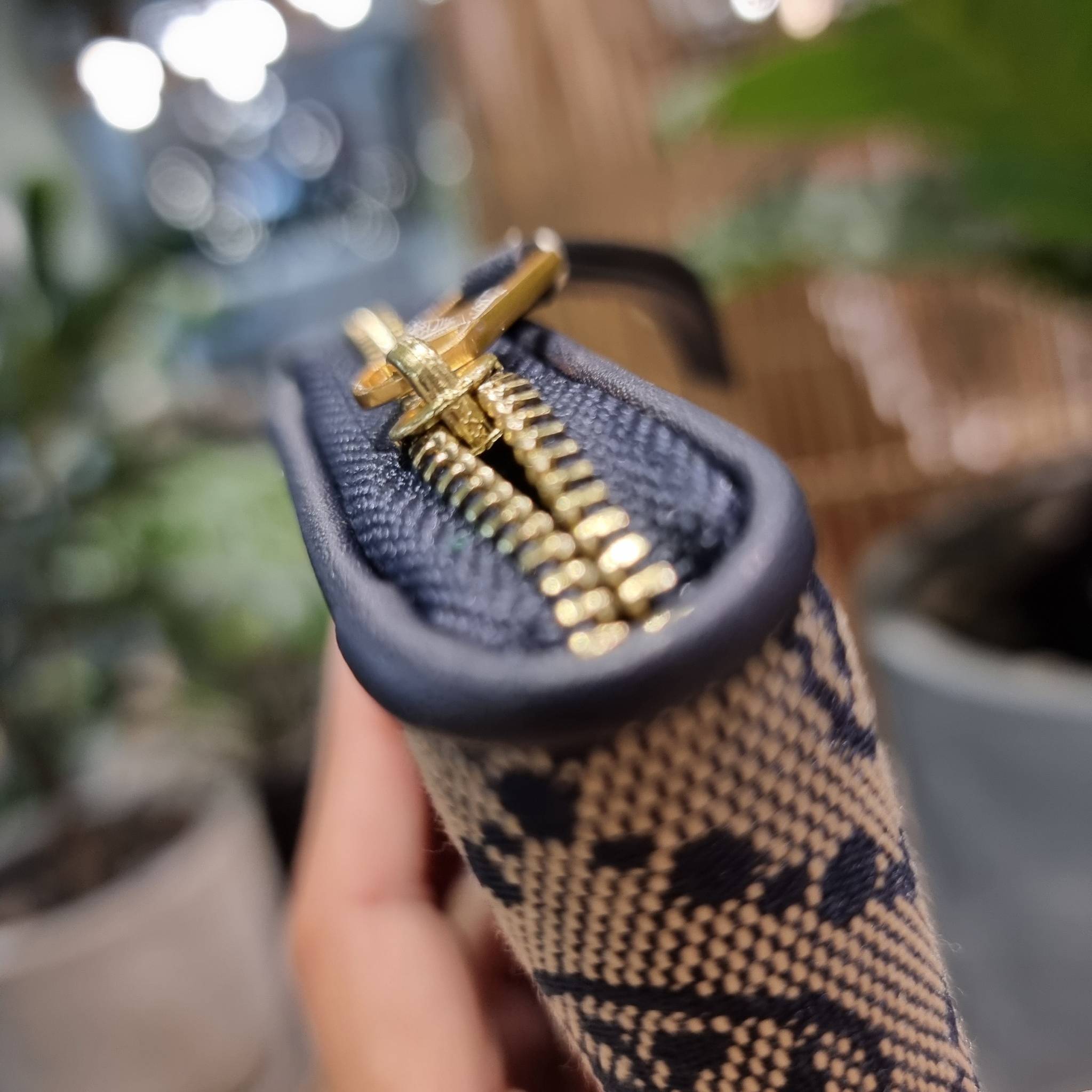 TORY BURCH T MONOGRAM ZIP COIN CASE จัดไปเลยจ้า กับกระเป๋าสตางค์รับทรัพย์ ใบสั้น สวยหรู ขนาดเหมาะมือ ถือแล้วขับผิว วัสดุผ้า jacquard ตัดสลับหนังแท้ รูดเปิด-ปิดด้วยซิป ภายในมีช่องใส่บัตร ใบนี้ใส่เหรียญ ใส่ธนบัตรได้ (พับ) พกพาได้สะดวก ไม่กินพื้นที่กระเป๋าใบ