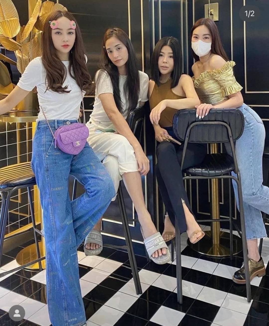 CHANEL Heart Bag Lambskin & Gold-Tone Meta ใหม่มาก สวยมาก มงมาก!! กระเป๋าสะพายสุดคิ้วท์ ที่ดีไซน์รูปทรงหัวใจไม่ซ้ำใคร น่ารักทุกสี น่าใช้ไปเลยแม่!! วัสดุหนังแกะฟอกสี เปิด-ปิดด้วยซิป ด้านหน้ามีช่องเก็บของจุกจิก ภายในเป็นช่องโล่ง ใส่มือถือ ใส่กระเป๋าสตางค์สั