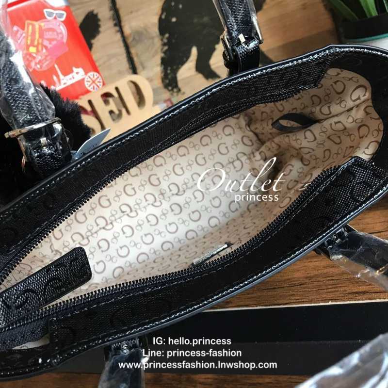 GUESS Factory Women's Mini Tote Bag กระเป๋าถือหรือสะพายทรง mini tote pu. ลายแบรนด์รอบใบ เปิดปิดด้วยซิป ภายในโล่งใส่ wallet ยาว, mini iPad และของใช้ส่วนตัวได้ หูหิ้ว และสายสะพาย ปรับระดับได้ และพิเศษ!! มาพร้อมกับพวงกุญแจปอมปอมค่ะ