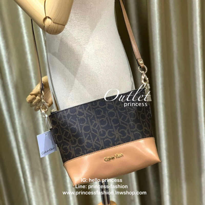 Calvin Klein Mini Crossbody กระเป๋าทรงครอสบอดี้ ขนาดกลางกำลังดี มีฐานกว้างตั้งอยู่ทรง เปิดใช้งานด้วยซิปเดียว สายสะพายปรับสั้นยาวได้ ดีเทลที่มีsignatureรอบใบ ครึ่งล่างฐานเป็นหนังเรียบ ติดโลโก้แบรนด์ด้วยโลหะ รูปทรงสะพายได้อย่างคล่องตัวแบบสไตล์เก๋ๆเลยคร้า!!
