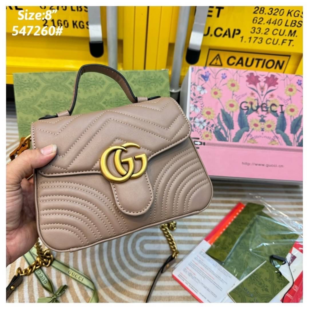 GUCCI GG Marmont mini top handle bag กระเป๋าสะพายข้างรุ่นคลาสสิค ดีไซน์ใหม่พร้อมหูจับในตัว ใช้งานง่าย สายสะพายยาวถอดได้ ถือออกงานก็ปัง สะพายเป็น Every Look ก็เลิศมาก สวยหรูดูแพง อัพลุคได้สบายๆ