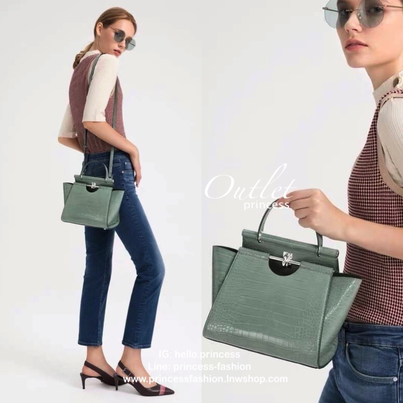 New arrival!! CHARLES & KEITH CROC-EFFECT TRAPEZE BAG กระเป๋าสะพายรุ่นใหม่ล่าสุด วัสดุหนังเรียบเงาสวย นิ่ม น้ำหนักเบา อะไหล่เงิน เปิดปิดกระเป๋าแบบกดล็อก ด้านในโล่งกว้างมีช่องซิปสำหรับใส่ของ ใส่กระเป๋าสตางค์ใบยาว Iphone+ได้ทุกรุ่น มาพร้อมสายสะพายยาวถอด-ปรั