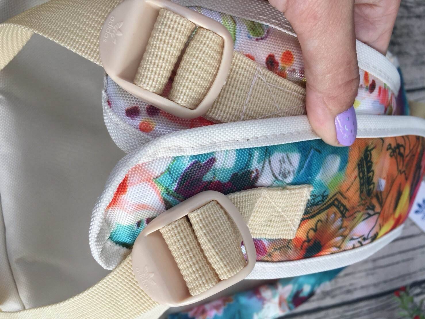 ADIDAS WOMEN ORIGINALS CROCHITA CLASSIC BACKPACK กระเป๋าเป้ แบบใหม่ล่าสุด พิมพ์ลายคลาสสิค ใช้เป็นกระเป๋านักเรียน หรือเป้กีฬาได้ ช่องใส่ของใหญ่แยกช่องสำหรับใส่หนังสือ และมีช่องหน้าใส่ของจุกจิก รูปแบบสวยทันสมัย ใช้ได้ทั้งชาย-หญิง วัสดุคุณภาพดี กันน้ำได้