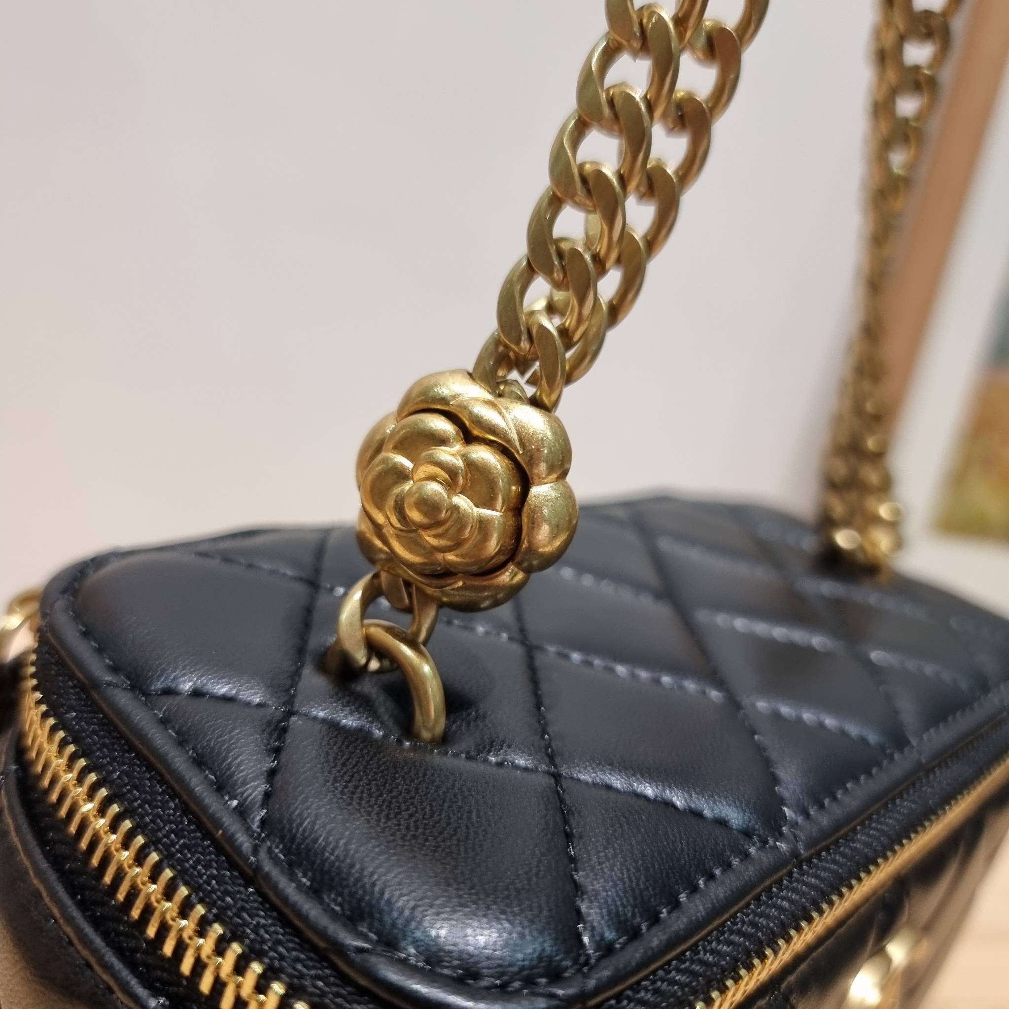 Chanel camellia vanity case bag พลาดไม่ได้เลยกับคอลสุดแซ่บ ดีไซน์ใหม่ 2023 นอกจากความคลาสสิคของรูปทรง ตัวอะไหล่ก็ยังปรับเพิ่มดีเทลความหรู