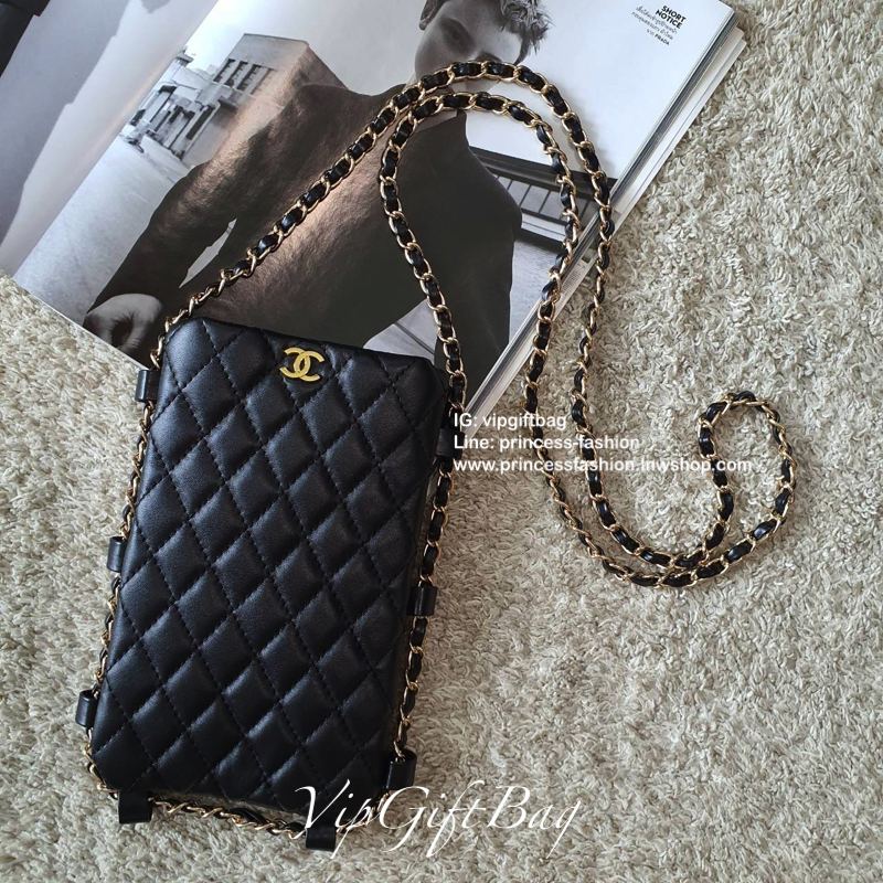 CHANEL VIP GIFT WOC BAG กระเป๋าสตางค์คล้องคอ/ Crossbody ที่กำลังมาแรงมาในตอนนี้ ตัวกระเป๋าเป็นกระเป๋าสตางค์หนังพียูพรีเมี่ยม **อะไหล่ทองทั้งใบ ด้านหน้าประดับโลโก้ CC สุดหรู เปิดปิดด้วยกระดุมแม่เหล็ก ใส่มือถืได้ทุกรุ่น ธนบัตรแบบพับ ปละเหรียญได้ ขนาดกำลังน่