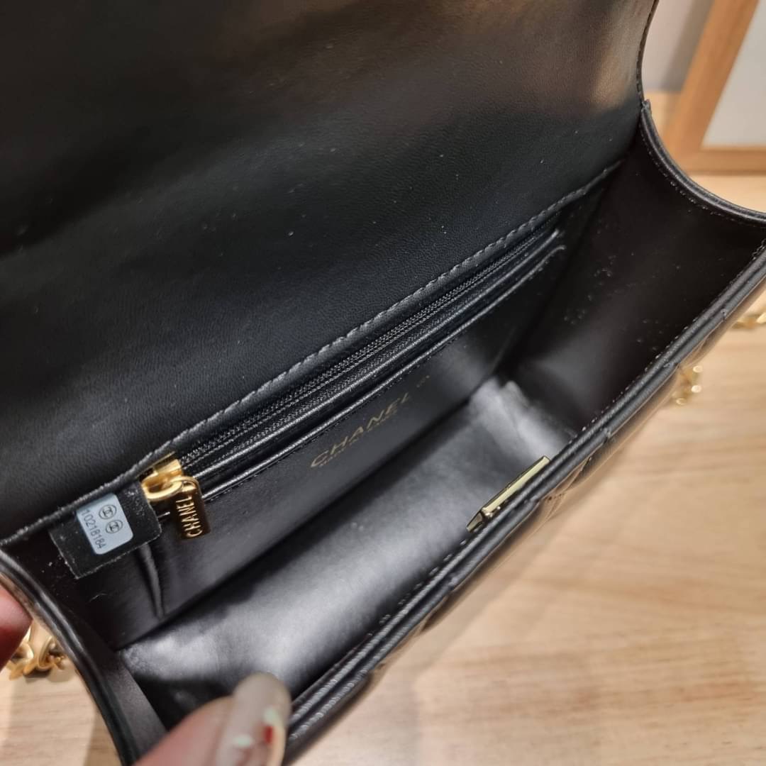 Chanel flap bag with chain กระเป๋าสะพายสุดหรู สวยดูแพง รูปทรงคลาสสิค ขนาดกำลังพอเหมาะ สายสะพายโซ่ในตัว น้ำหนักเบา