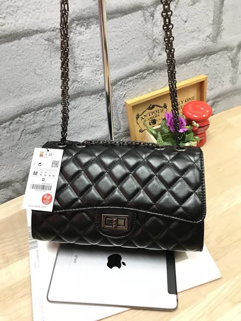 ZARA chain shoulder bag กระเป๋าถือหรือสะพาย look like chanel ดีไซน์สวยหรูแบบตารางทั้งใบ หนังนิ่ม เปิดปิดด้วยตัวล้อคทันสมัย ภายในมีหลายช่องเป็นสัดส่วนสะดวกใช้ มีช่องซิปคั่นกลาง จุของได้เยอะใส่กระเป๋าสตางค์ใบยาวได้ ด้านหลังมีช่องใส่ของได้อีก1ช่อง น้ำหนักเบา