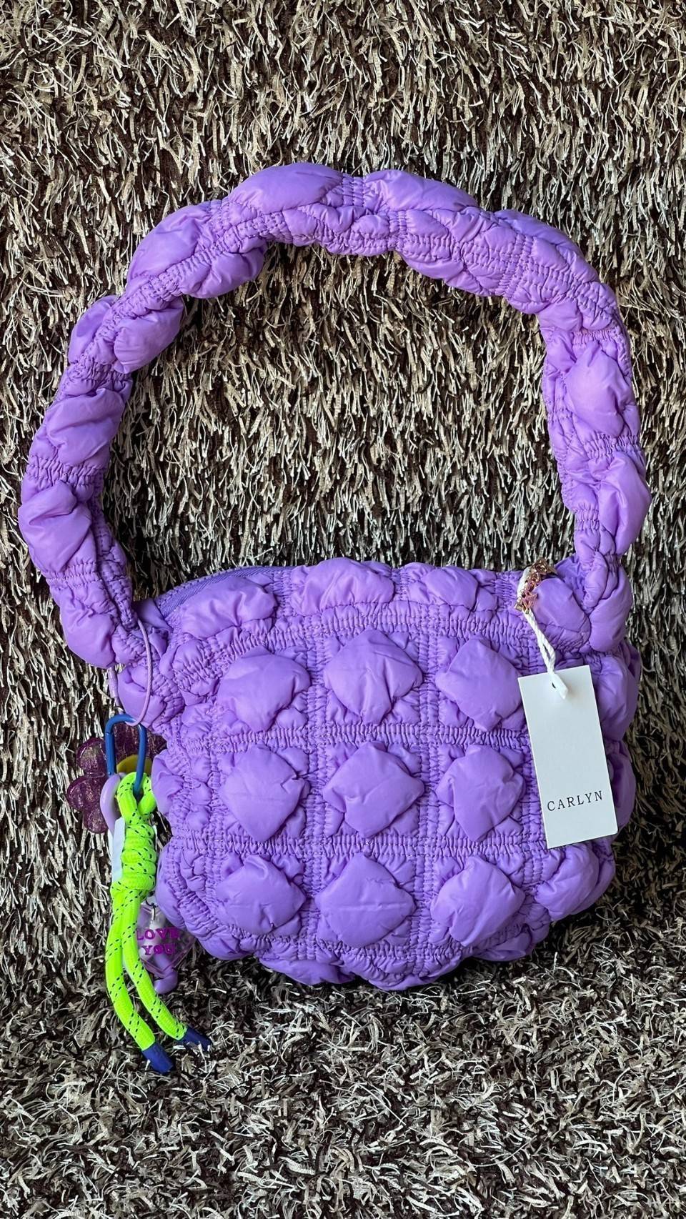 Carlyn Quilted Soft M Bag กระเป๋าสุดฮอตจากประเทศเกาหลี มีทรงที่กำลังพอดี ไม่เล็กหรือใหญ่เกินไป เลยสามารถใช้ในชีวิตประจำวันได้ง่าย ตัวกระเป๋านุ่มบุเหมือนผ้านวม น้ำหนักเบา