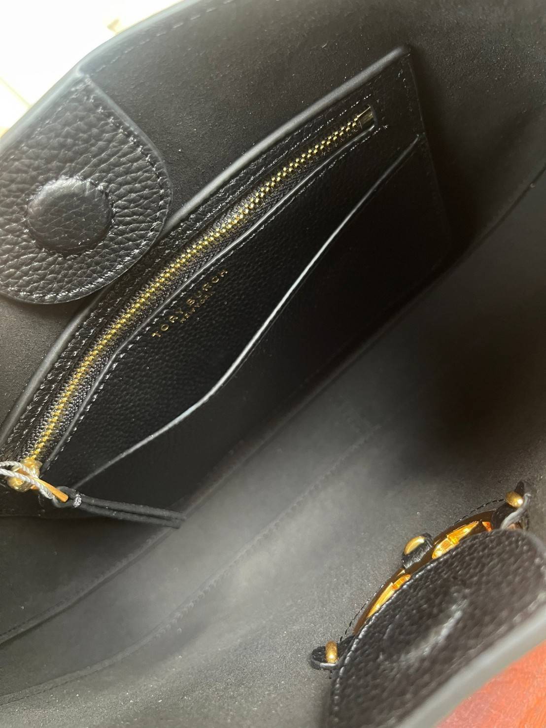 Tory Burch Miller Small Classic Shoulder Bag กระเป๋าที่เป็นได้มากกว่ากระเป๋าสะพายไหล่ โดยทางแบรนด์มีการออกแบบที่การต่อสายให้มาในลุคช์สะพายข้างได้ เป็นเอกลักษณ์ไม่ซ้ำใคร รูปทรงคลาสสิค เปิดปิดด้วยแม่เหล็กเพิ่มความปลอดภัย วัสดุหนังวัวแท้นุ่มต่อผิวสัมผัส มาคู