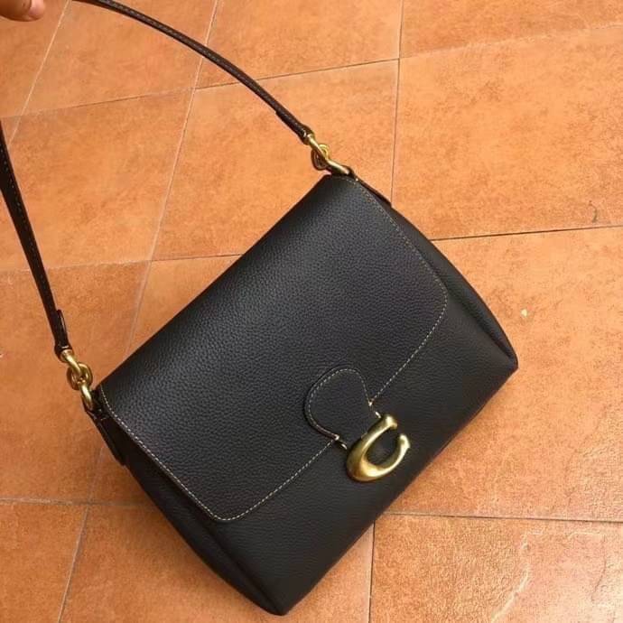 COACH Coated Canvas Signature May Shoulder Bag พร้อมส่งที่ไทย คัดงานคุณภาพ จัดเต็มมาให้ต่อนรับปีใหม่นี้ค่าา ✔️กระเป๋าหิ้ว//คล้องไหล่//สะพายข้างได้ ใบใหญ่ สุดคุ้ม! ✔️หนังแท้ชั้นดีที่สุด หนังหนานิ่ม รู้สึกได้ตอนสัมผัสค่ะ สวยมากๆ ✔️ด้านห
