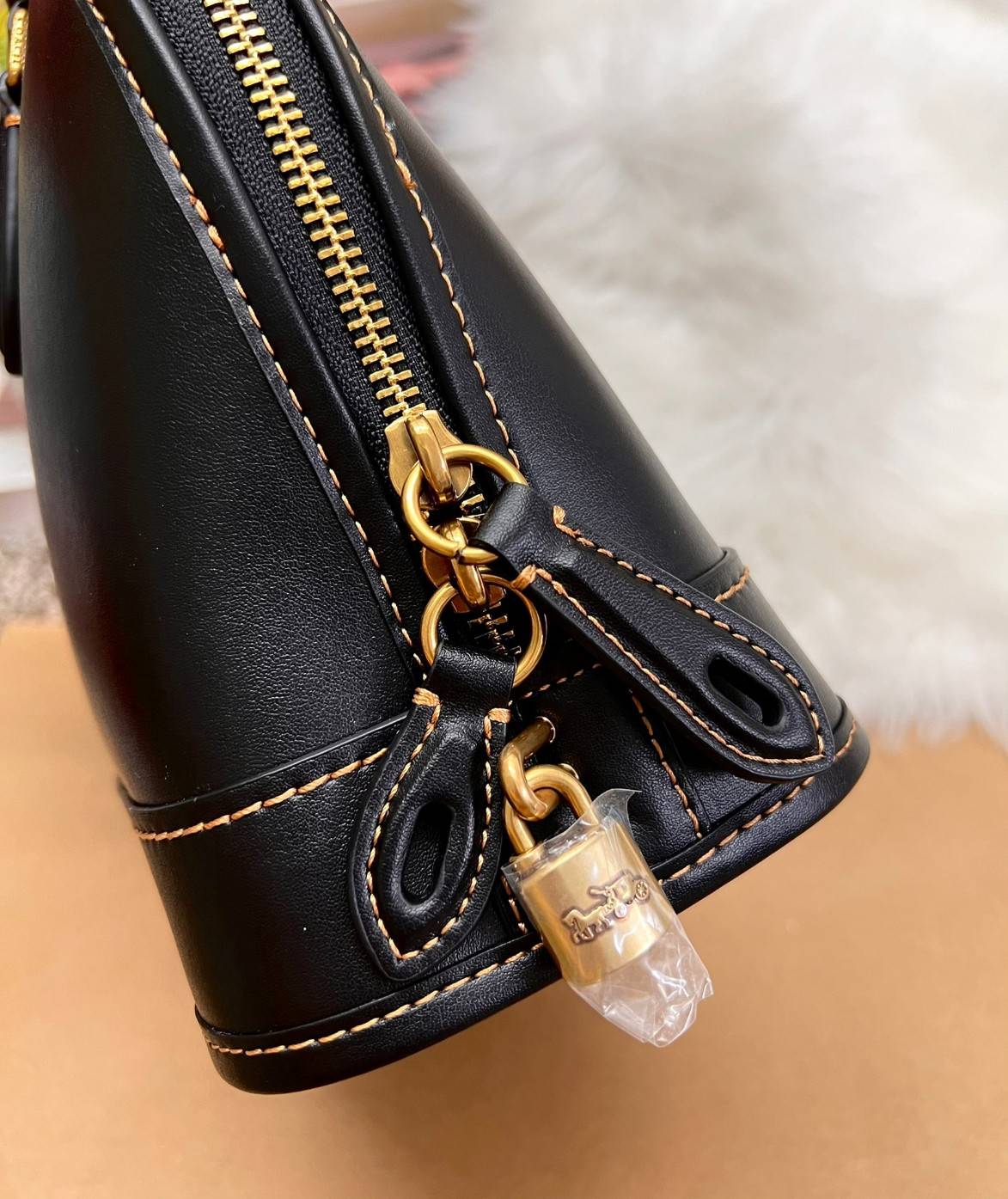 COACH REVEL BAG ((CC411)) ยังไม่เข้าไทย มีมาให้ตับจองก่อนใครที่นี่! พร้อมส่ง รุ่นใหม่ล่าสุด! สวยและดูดี ต้องยกให้รุ่นนี้เลยค่ะ กับกระเป๋าทรงโดม ที่ไม่ว่าลุคไหนๆก็เอาอยู่ หนังแท้เรียบสวยมากๆค่ะ 💕ด้านหน้าห้อยพวงแบรนด์+พวงหนังมาให้