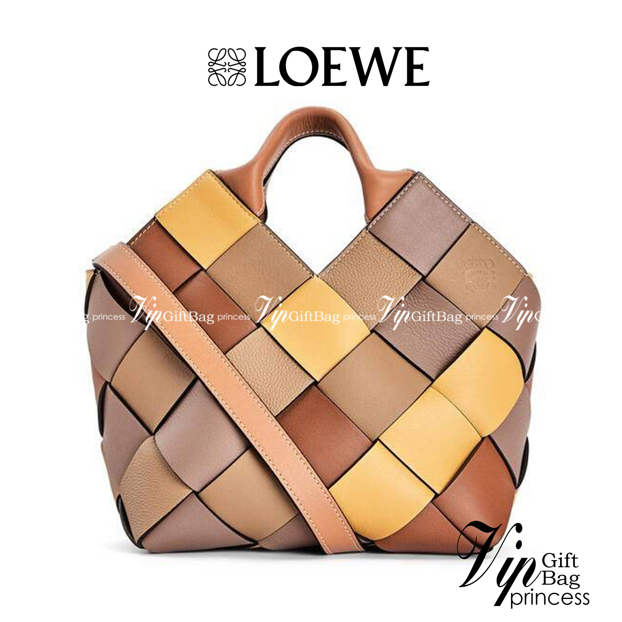 LOEWE SURPLUS LEATHER WOVEN BASKET BAG IN CLASSIC CALFSKIN ใหม่ล่าสุดและสวยที่สุด กระเป๋าสะพานที่ถักทอด้วยความปราณีต โดดเด่นด้วยสีที่จับมาคอนทราสได้ลงตัว ใบใหญ่จุได้แบบเน้นๆ วัสดุหนังวัวแท้เต็มใบ หรูเลิศ ปากกระเป๋ามีสายหนังสำหรับผูกรวบปากกระเป๋า ภายในโล่ง