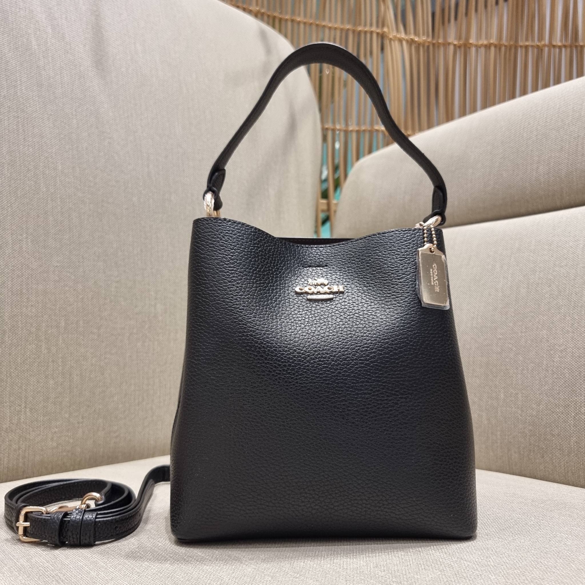 COACH 1011 SMALL TOWN BUCKET BAG รุ่นยอดนิยมใบเล็ก กระเป๋าทรงบัคเก็ต สีคลาสสิคเรียบหรู ตัดกับโลโก้สีทองดูโดดเด่น วัสดุหนัง pepble สวยคมทุกมุมจริงๆ!! เปิด-ปิดด้วยกระดุมแม่เหล็กทั้ง 2 ฝั่ง ภายในเป็นช่องโล่ง มาพร้อมสายสะพายปรับได้ตามตัว ขนาดใบนี้กำลังสวย สะพ