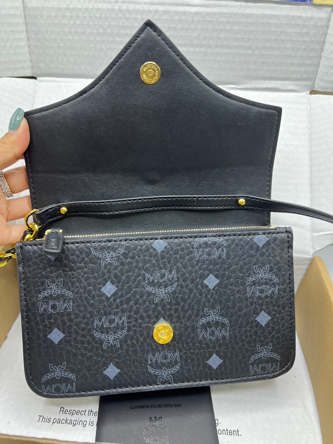 M.C.M DIAMOND SHOULDER BAG IN VISETOS LEATHER MIX กระเป๋าสะพายดีไซน์ใหม่ แรงบันดาลใจรูปทรงมาจากเพชรสวยงาม เกรดท็อปออริ 1:1 สลับแท้