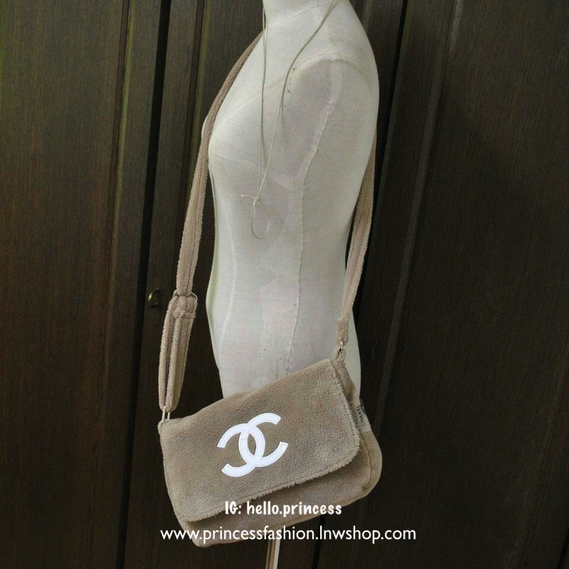 MUST HAVE ITEM 2019 !! รุ่นยอดฮิตของ *วัยรุ่นสายสตรีท ทั่วโลก จากงาน CHANEL VIP GIFTของแท้ 100% เป็นกระเป๋า ใบสวยรุ่นหายาก ขนาดกำลังดี ใช้ได้ทั้งหญิงชายเลยค่ะ ขนเฟอร์นิ่มมากกก เก็บของอย่างดี น้ำหนักเบา ด้านในมีช่องใส่ของจุกจิก MIX ได้หลากหลายแนว กับราคาสบ