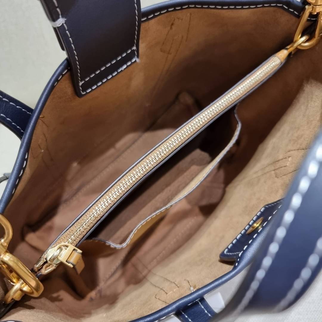 TORY BURCH PERRY MONOGRAM JACQUARD SMALL TRIPLE COMPARTMENT TOTE กระเป๋าโท้ท ไซส์เล็ก ลายโมโนแกรมสุดฮิต ปังไม่หยุดจริงๆ ขนาดกำลังสวย มาพร้อมหูจับในตัว และสายสะพายที่ปรับใช้ได้ไม่มีเบื่อ วัสดุผ้า jacquard ทักทอลาย ตัดขอบด้วยหนังแท้ ปากกระเป๋ามีกระดุมแม่เหล