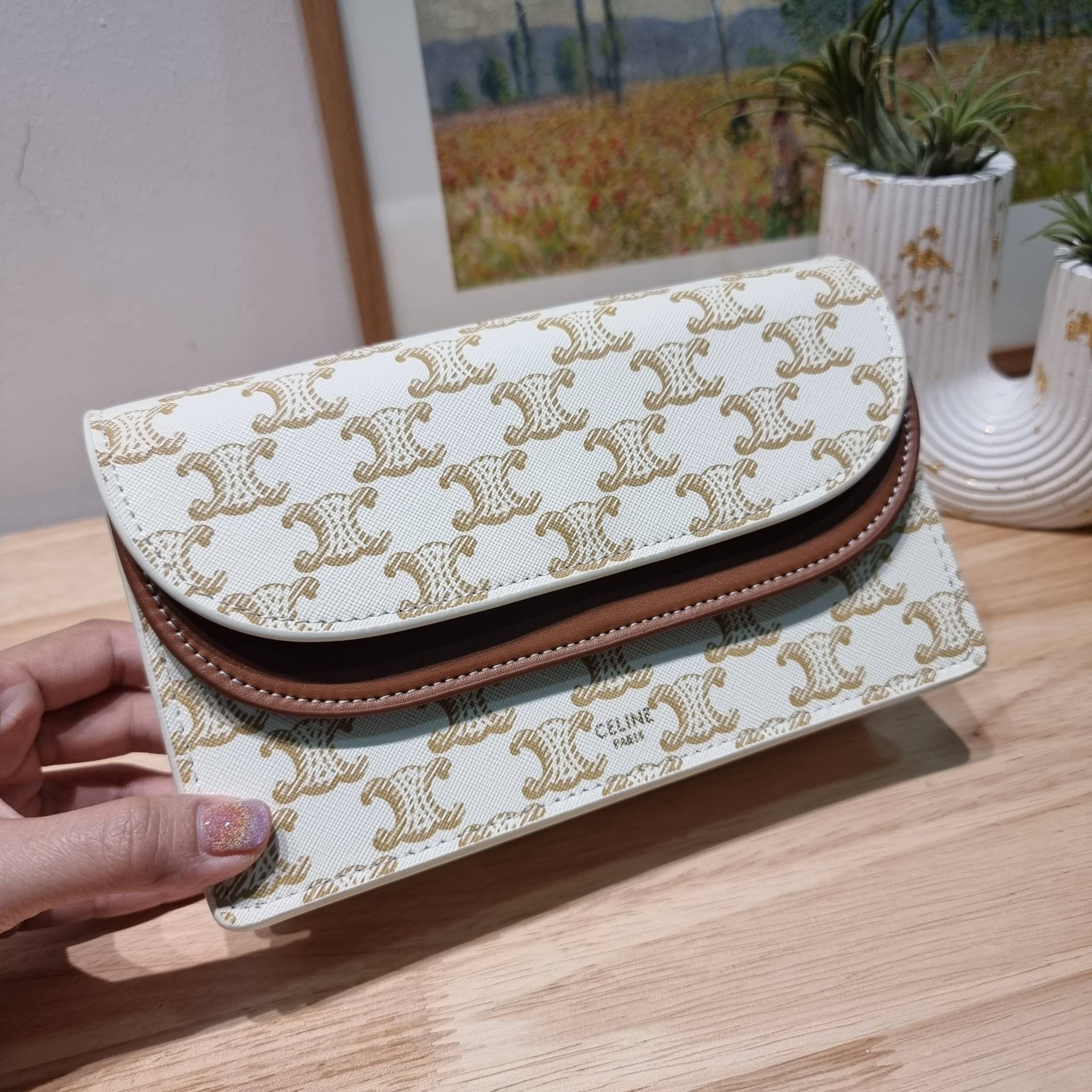 CELINE WALLET ON STRAP IN TRIOMPHE CANVAS AND LEATHER อีกหนึ่งรุ่นยอดนิยม กระเป๋าสะพายกึ่งคลัทช์ ในรูปแบบกระเป๋าสตางค์ ให้พกพาได้ง่าย ใส่ของสำคัญ มือถือ หรือบัตรต่างๆได้