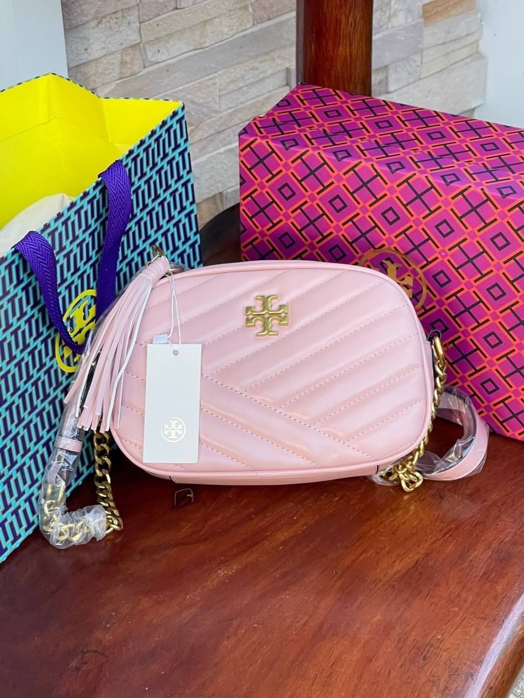 Tory Burch KIRA CHEVRON SMALL CAMERA BAG สาว ๆ ลุคคุณหนูไม่ควรพลาด Collection นี้เลยนะคะ เพราะ Kira Chevron เป็นรุ่นที่ตอบโจทย์และครองใจสาว ๆ ได้อย่างแท้จริง เนื่องจากมีดีไซน์เรียบหรู โดยใช้เทคนิคการเย็บบนหนังเป็นลายเส้น (Chevron) ทำให้กระเป๋าดูมีราคามากย