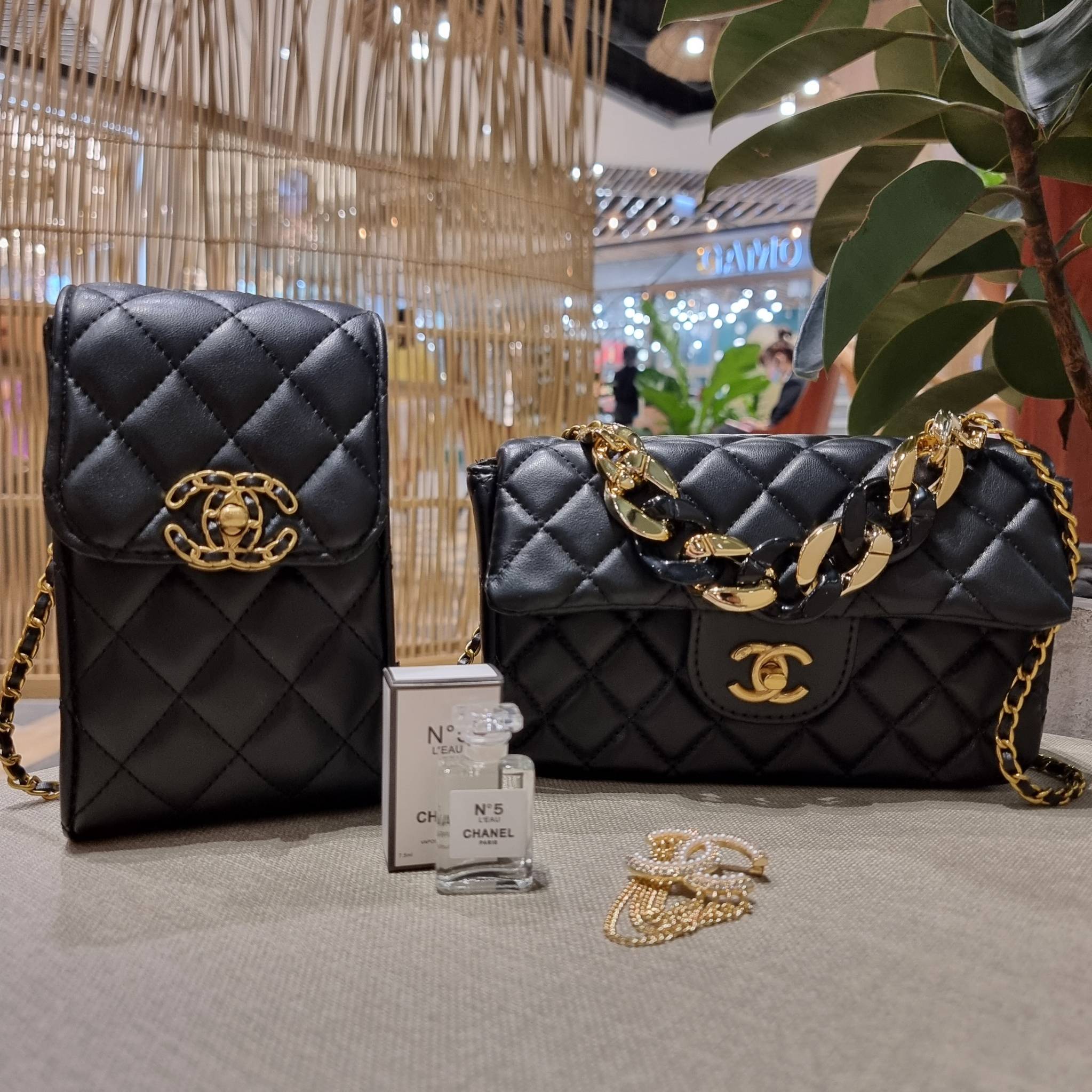 CHANEL GIFT BOX SET Chanel Holiday Makeup & Beauty Gift Sets สุดหรูชวนให้สะสม สุดยอดไอเท็มหายากพร้อมเสิร์ฟครบชุด limited สุดคุ้ม มาพร้อมกระเป๋าสะพายถึง 2 ใบ รุ่นยอดฮิตทั้งนั้น!!ที่พิเศษยังมีน้ำหอมตัวท็อปมาให้อีก chanel no.5 ที่แสนจะเย้ายวน ในขนาด 7.5 ml. 