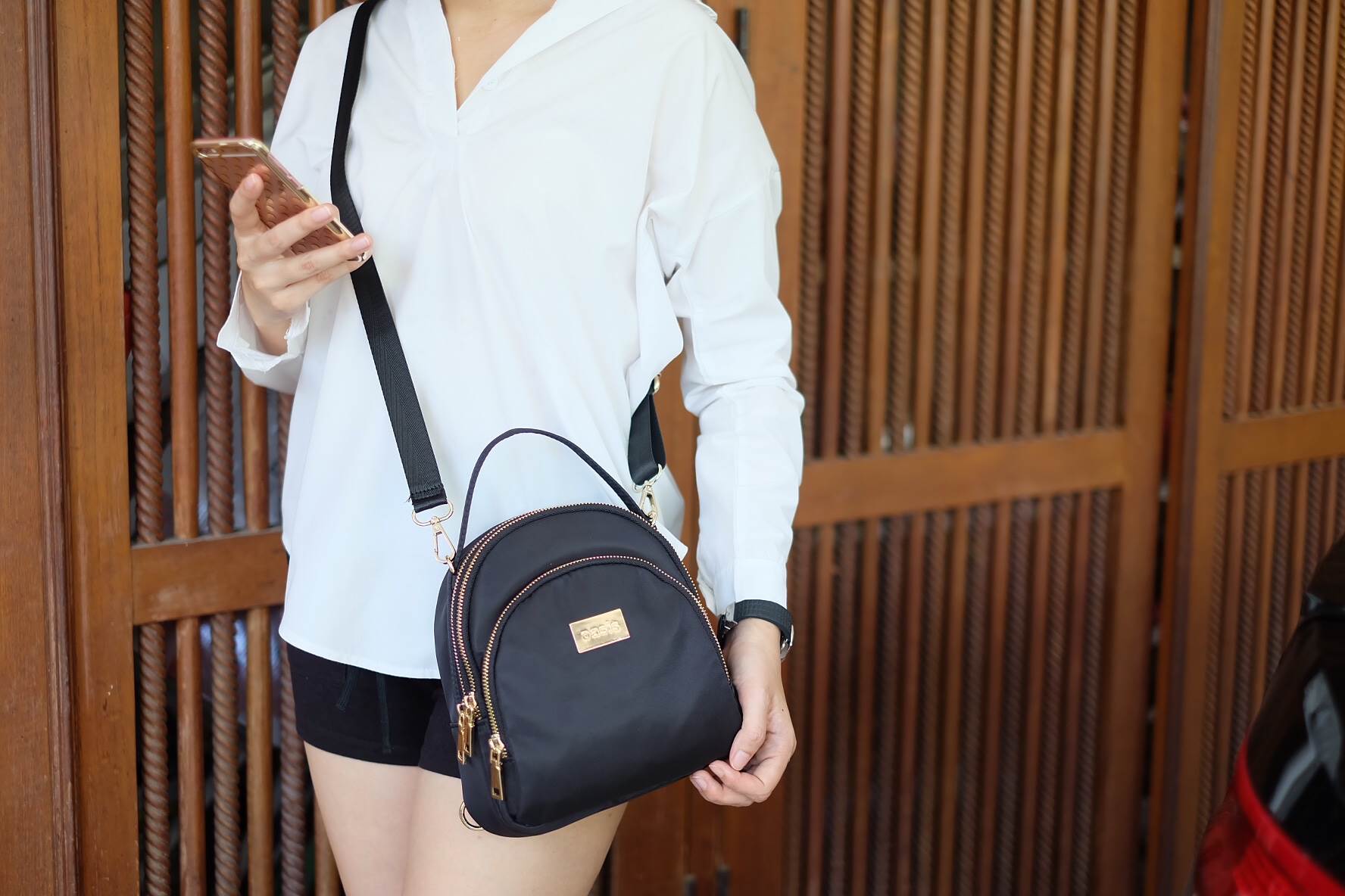 กระเป๋าเป้!!! ทรงน่ารักมากๆๆๆ จากแบรนด์ OASIS รุ่นพิเศษ ช่องซิป 3 ช่องใหญ่ + สายยาวถอดได้ ปรับสะพายได้หลายรูปแบบค่า จุดเด่นที่ >ตัวกระเป๋าทำจากผ้าไนล่อนเนื้อดี >น้ำหนักเบามาก >สายกระเป๋า ถอดปรับ สะพาย หลัง สะพายข้าง ลำตัว หรือ สะพายพาดไหล่ได้คะ &