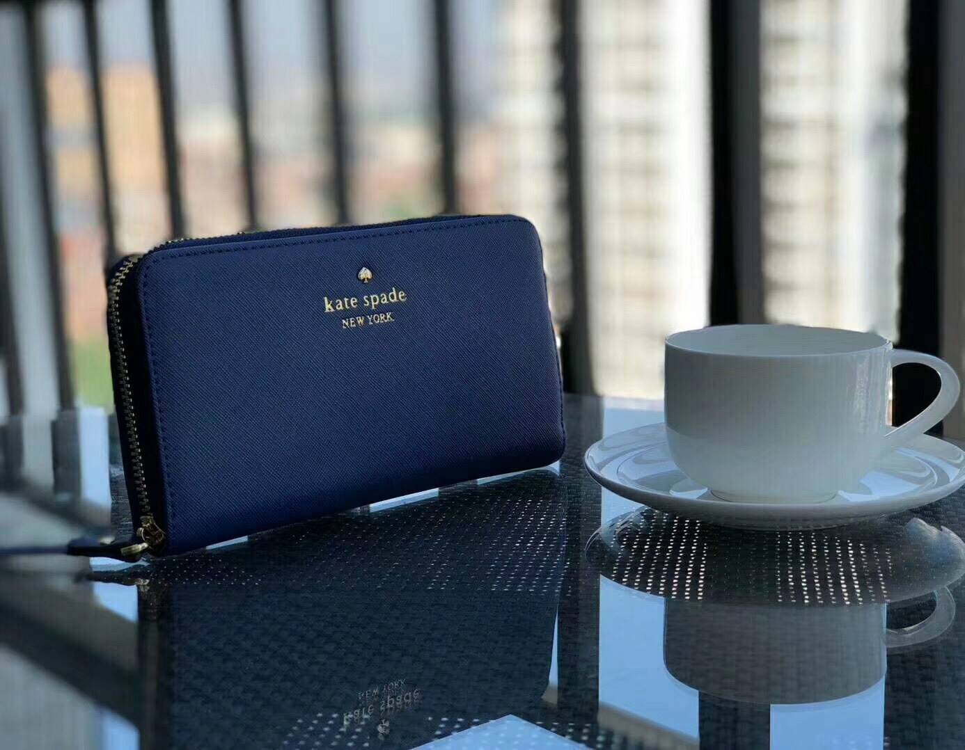 KATE SPADE LONG WALLET กระเป๋าสตางค์ใบยาวรุ่นใหม่ล่าสุดหนัง Saffiano สไตล์ PRADA สวยน่าใช้ ภายในมีช่องซิป1ช่อง และช่องใส่บัตรหลายช่อง ใส่เหรียญ บัตรได้เยอะ ตัวจริงสวยน่าใช้มากค่ะ