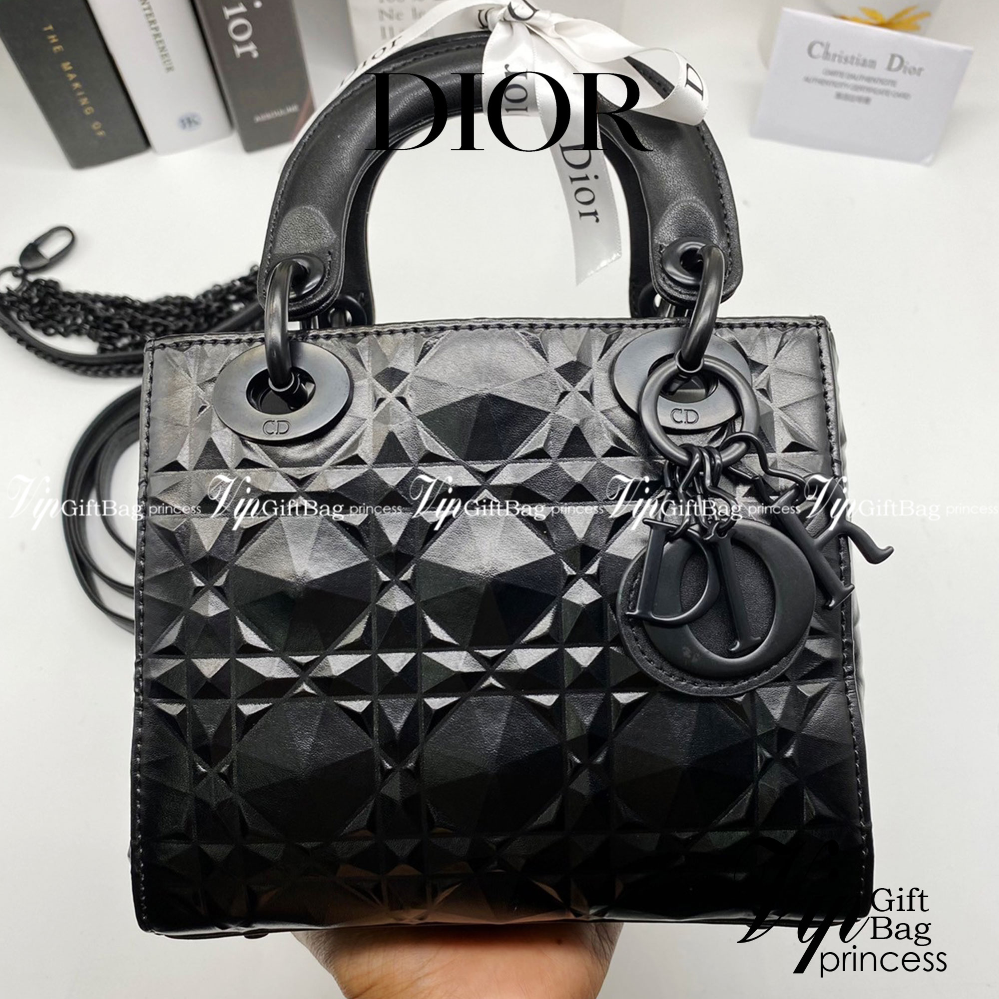 หนังแท้ DIOR LADY BAG 17cm ไซส์เล็กขนาดกำลังน่ารักเลยค่ะ งานออริหนังแท้ทั้งใบปั้มลายรุ่นใหม่ล่าสุด ความสง่างามอีกหนึ่งรุ่นของ Dior รูปทรงสีเหลียม ขนาดกระทัดรัด ตั้งอยู่ทรง ฐานกระเป๋าแข็งแรง มีหมุดรองฐาน ดีไซน์ที่มีเอกลักษณ์เฉพาะตัว ด้านหน้าตกแต่งด้วยตัวอั